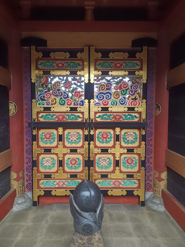 大杉神社・麒麟門の桃