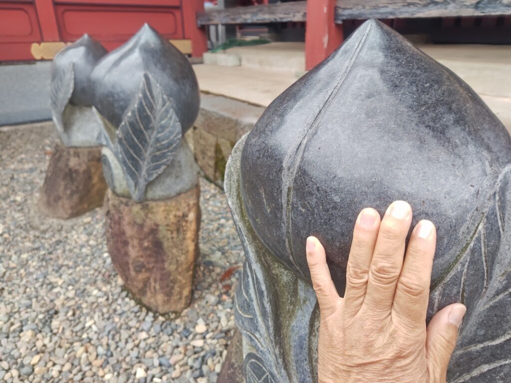 撫桃を撫でることで厄除け祈願