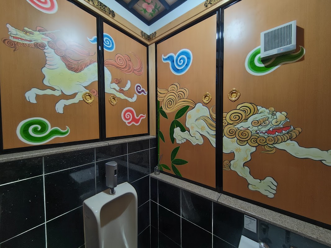 大杉神社の日本一豪華と評判のトイレ。麒麟や獅子の壁絵が描かれた男子トイレの個室