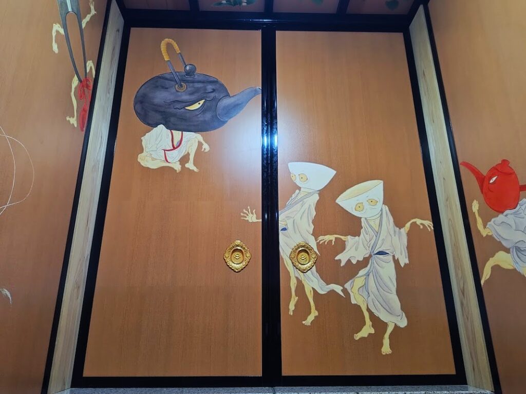 大杉神社のトイレ、九十九神が描かれた壁