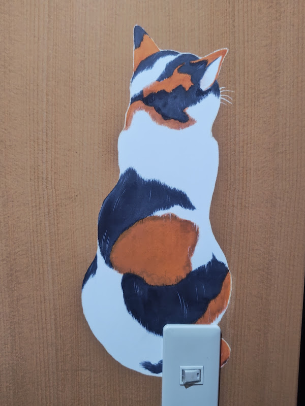 大杉神社のトイレ・九十九神之間に描かれたうしろ向きの猫