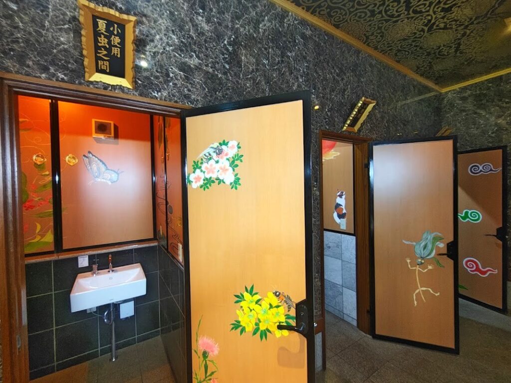 大杉神社のトイレの内部は個室で仕切られています