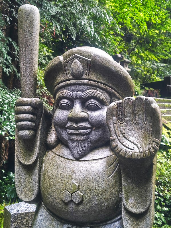 グローブを掲げる野球大黒様