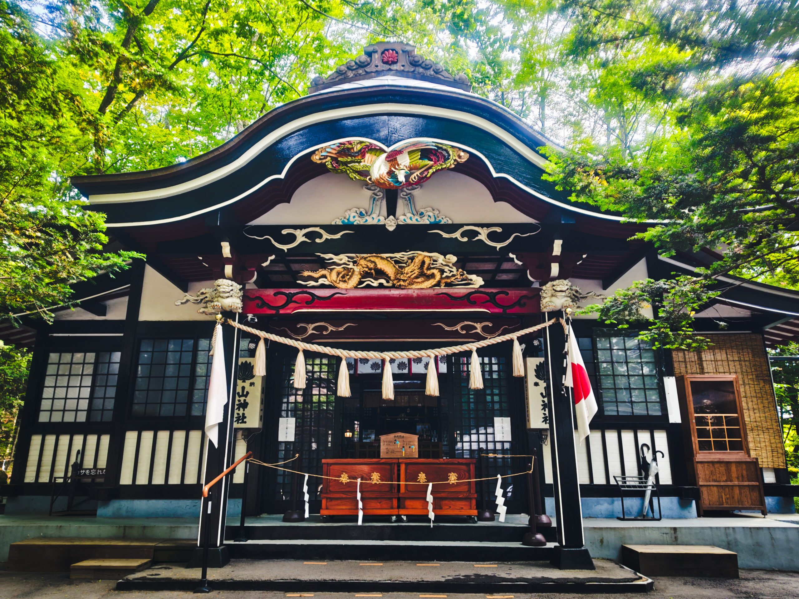 新屋山神社の拝殿