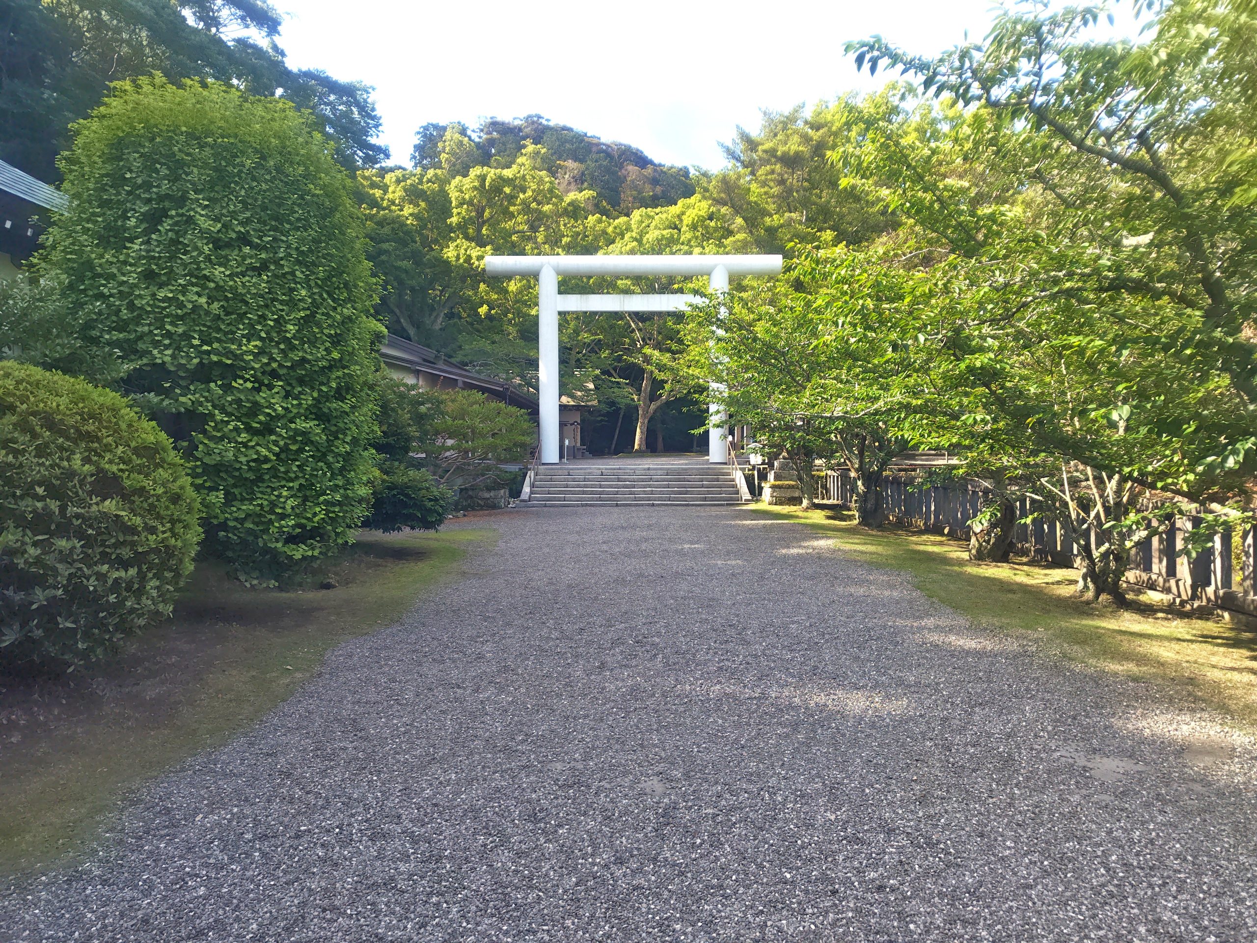 安房神社の参道と二の鳥居