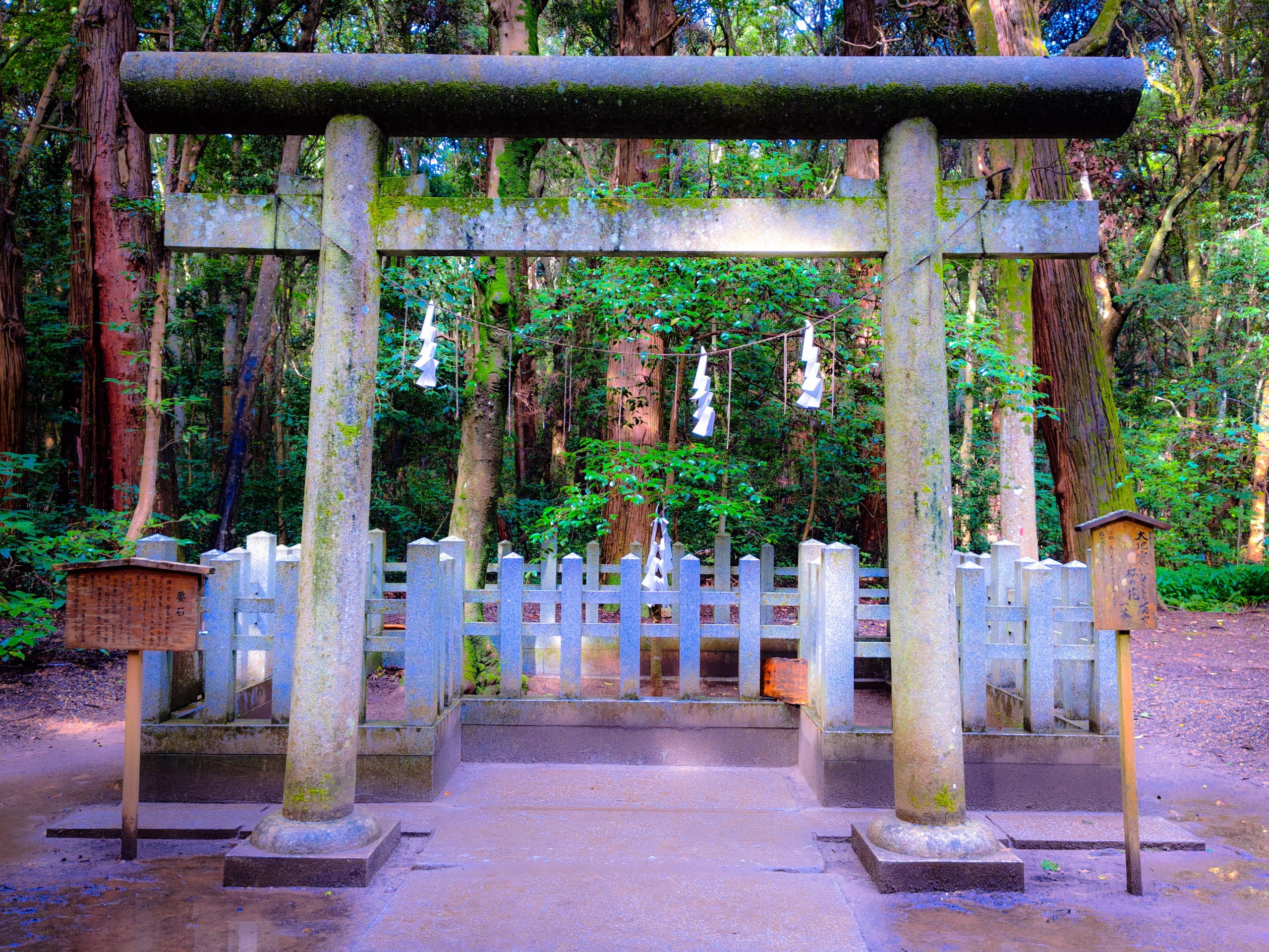 要石の鳥居と全景