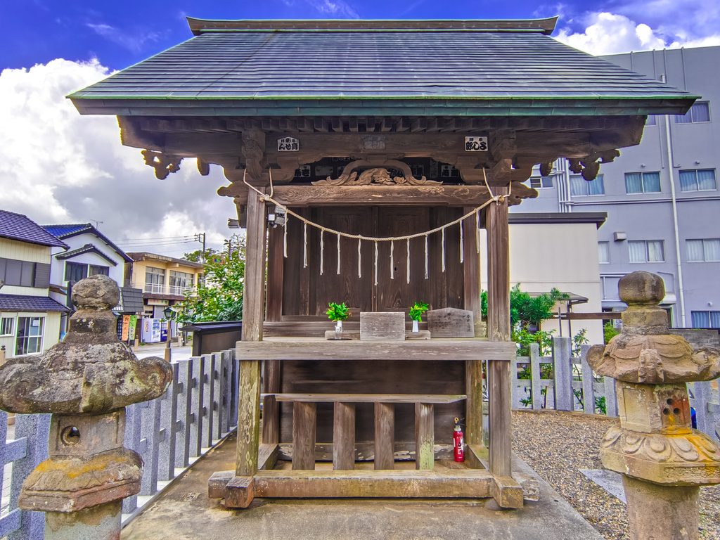 靇神社は鹿島神宮の参道に鎮座