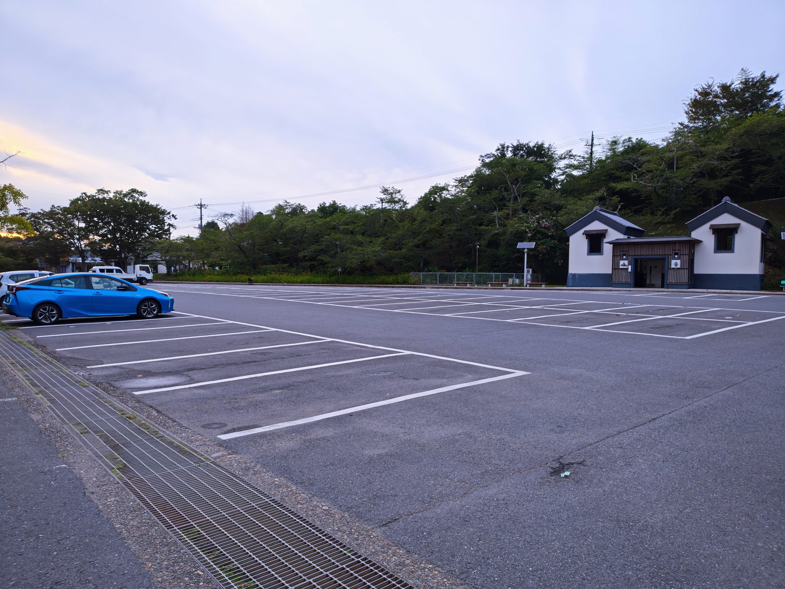 香取神宮の第１駐車場。右奥はトイレ