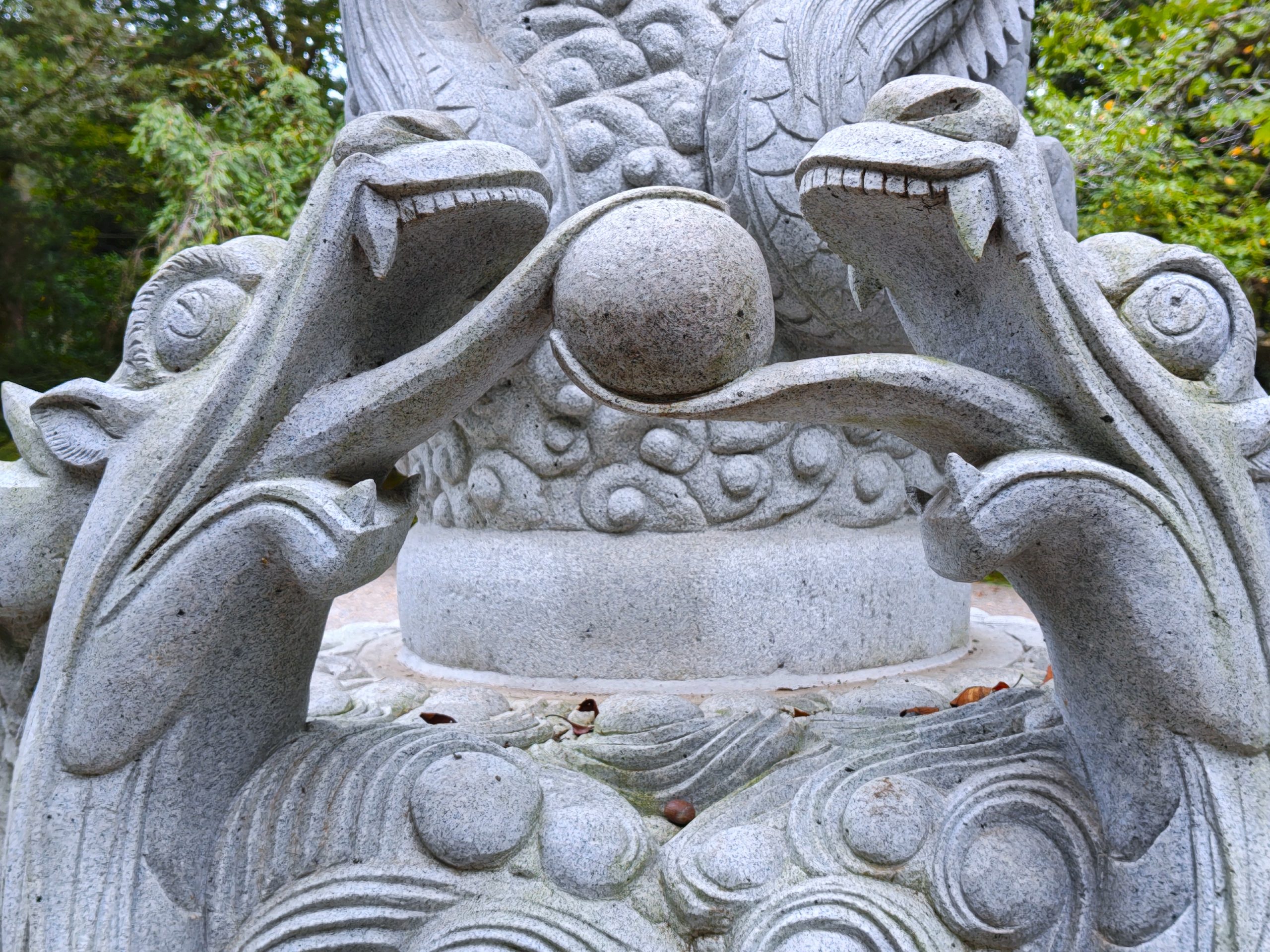 龍の彫刻アップ