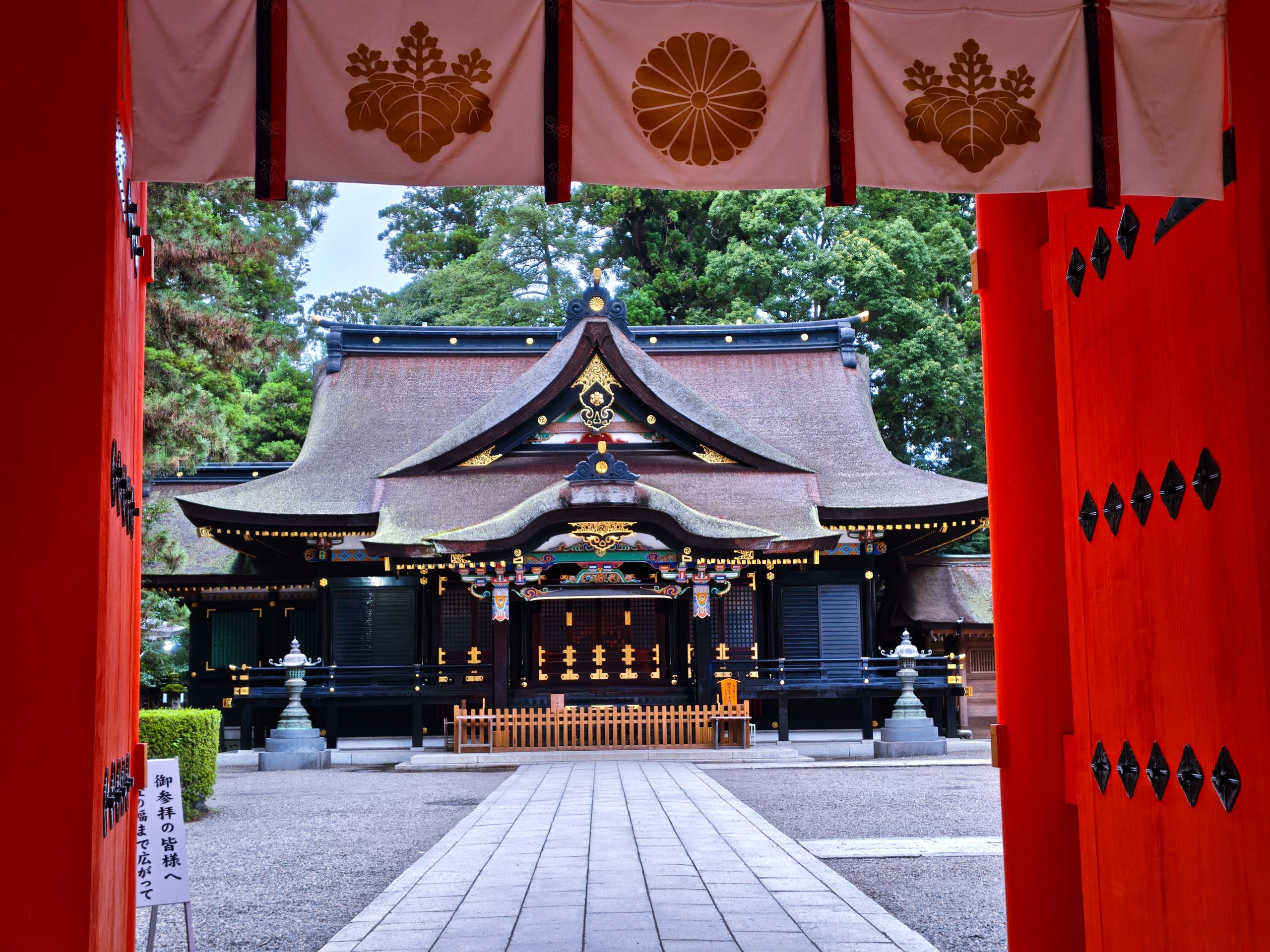 楼門越しに見る香取神宮の拝殿