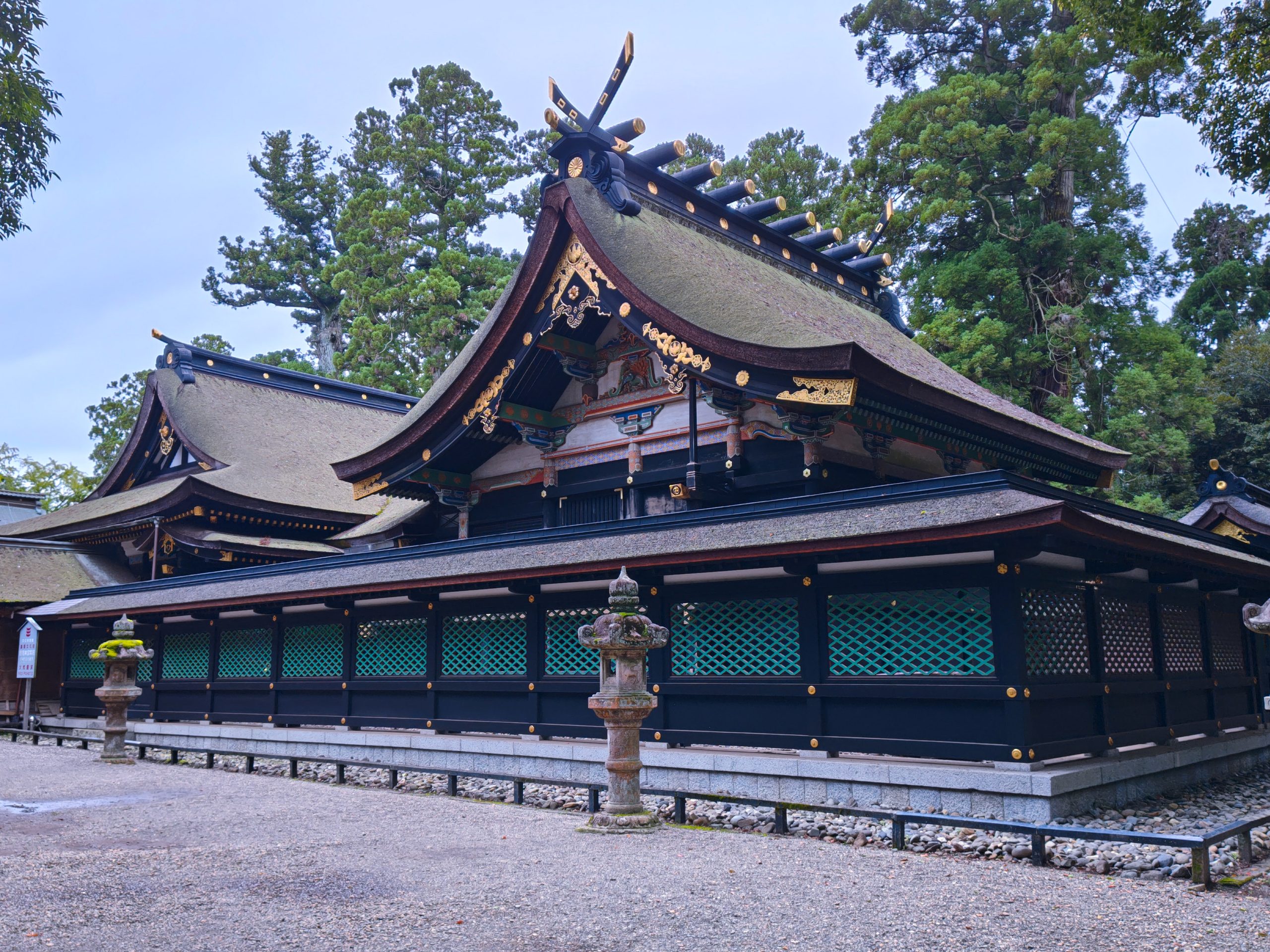香取神宮の本殿（手前）と拝殿（奥）