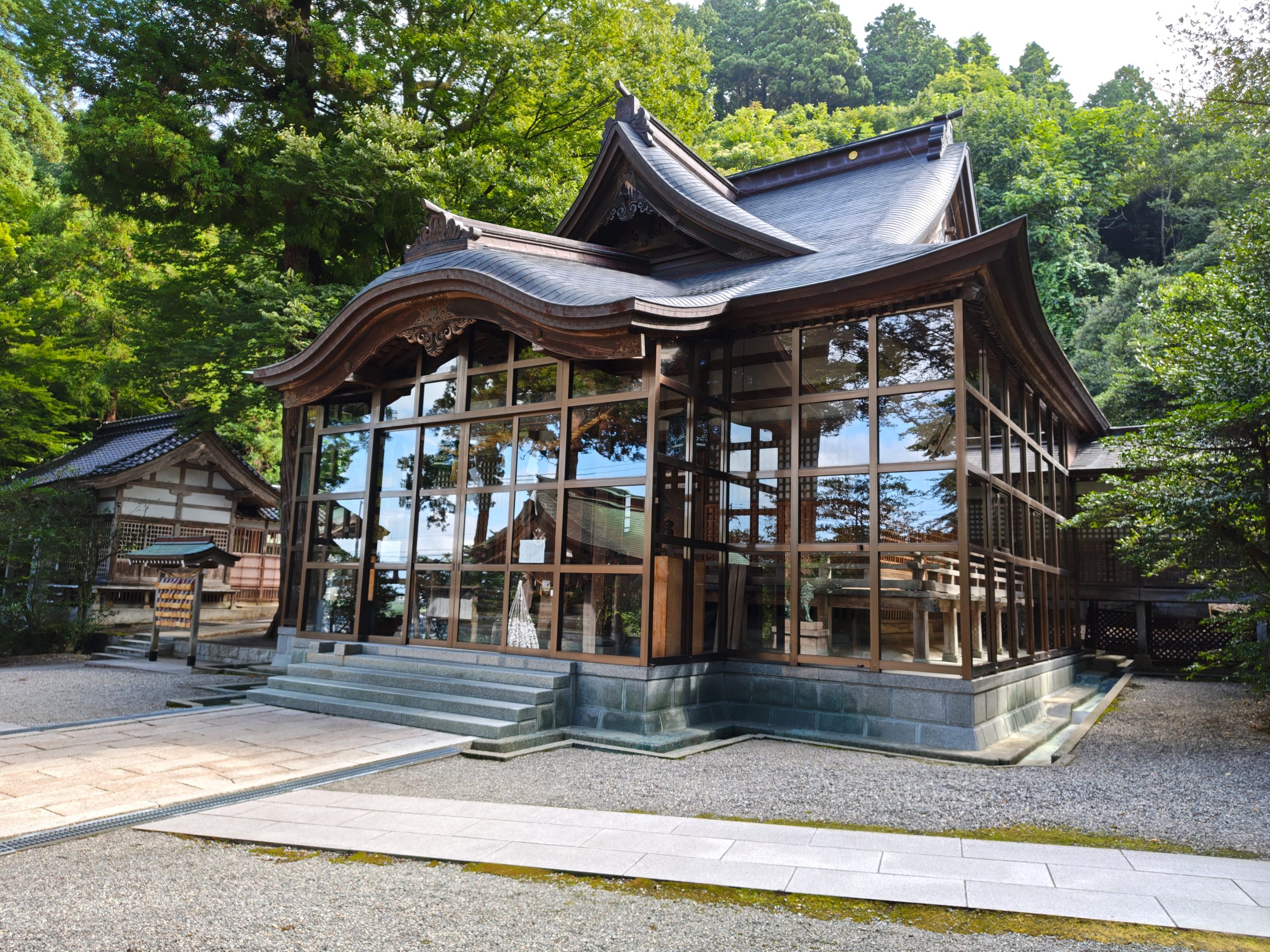 金劔宮の拝殿全景