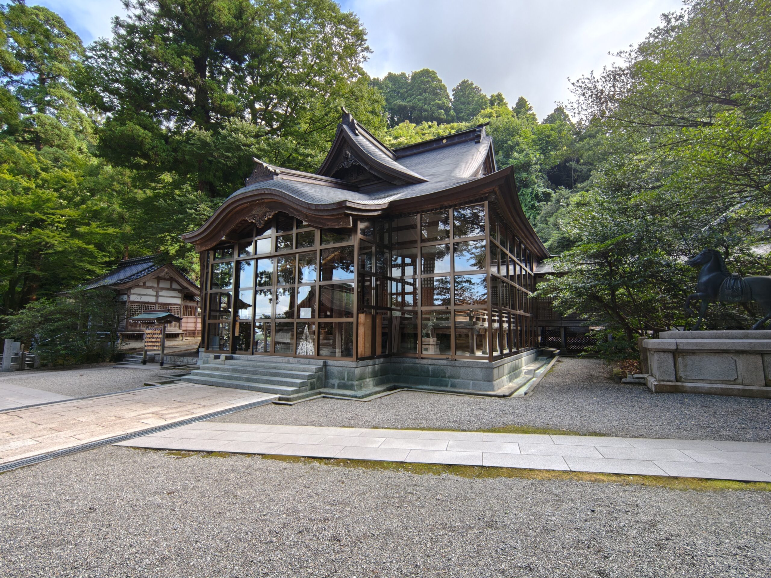 金劔宮の境内