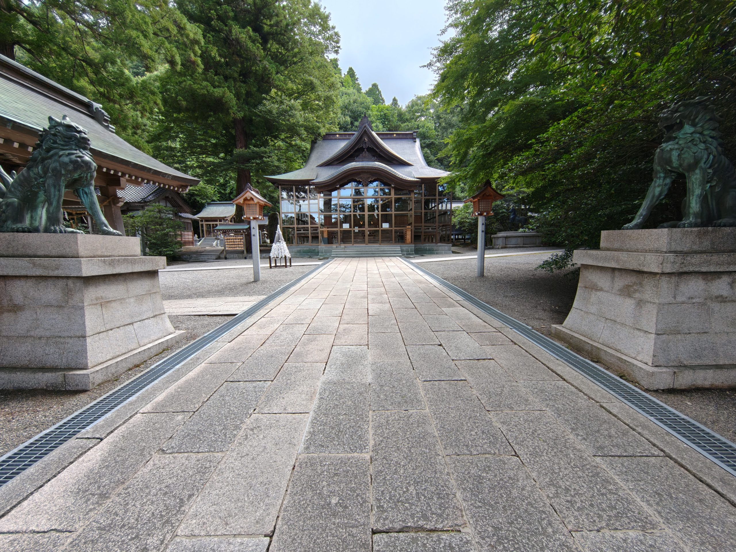 金劔宮の参道と拝殿（石川県白山市）