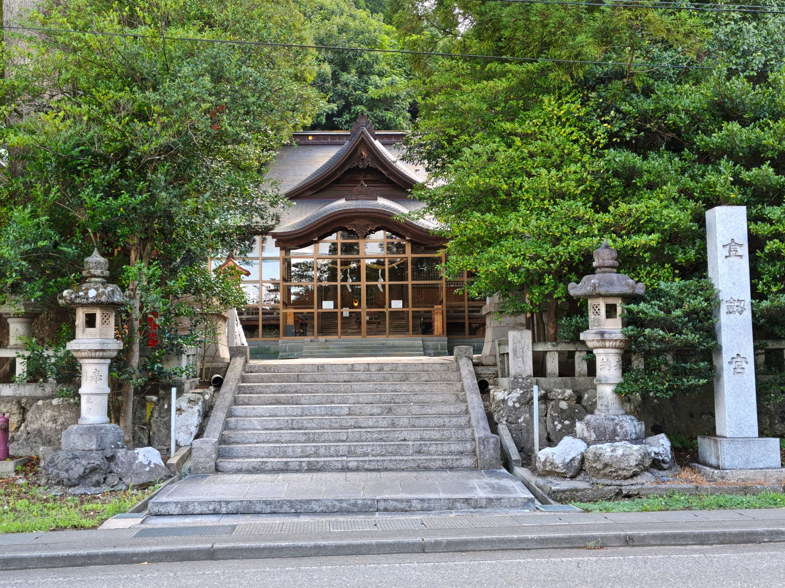 金劔宮の社号標と拝殿（石川県白山市）