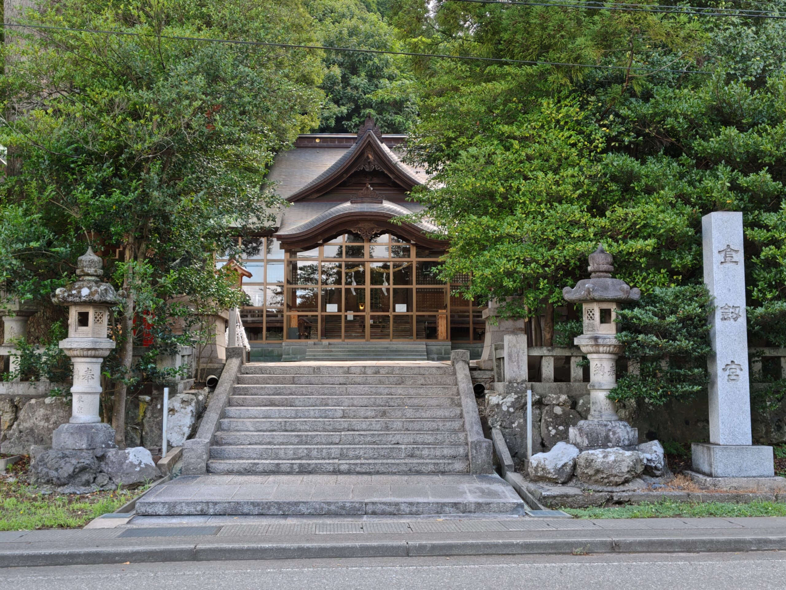 金劔宮北参道と拝殿