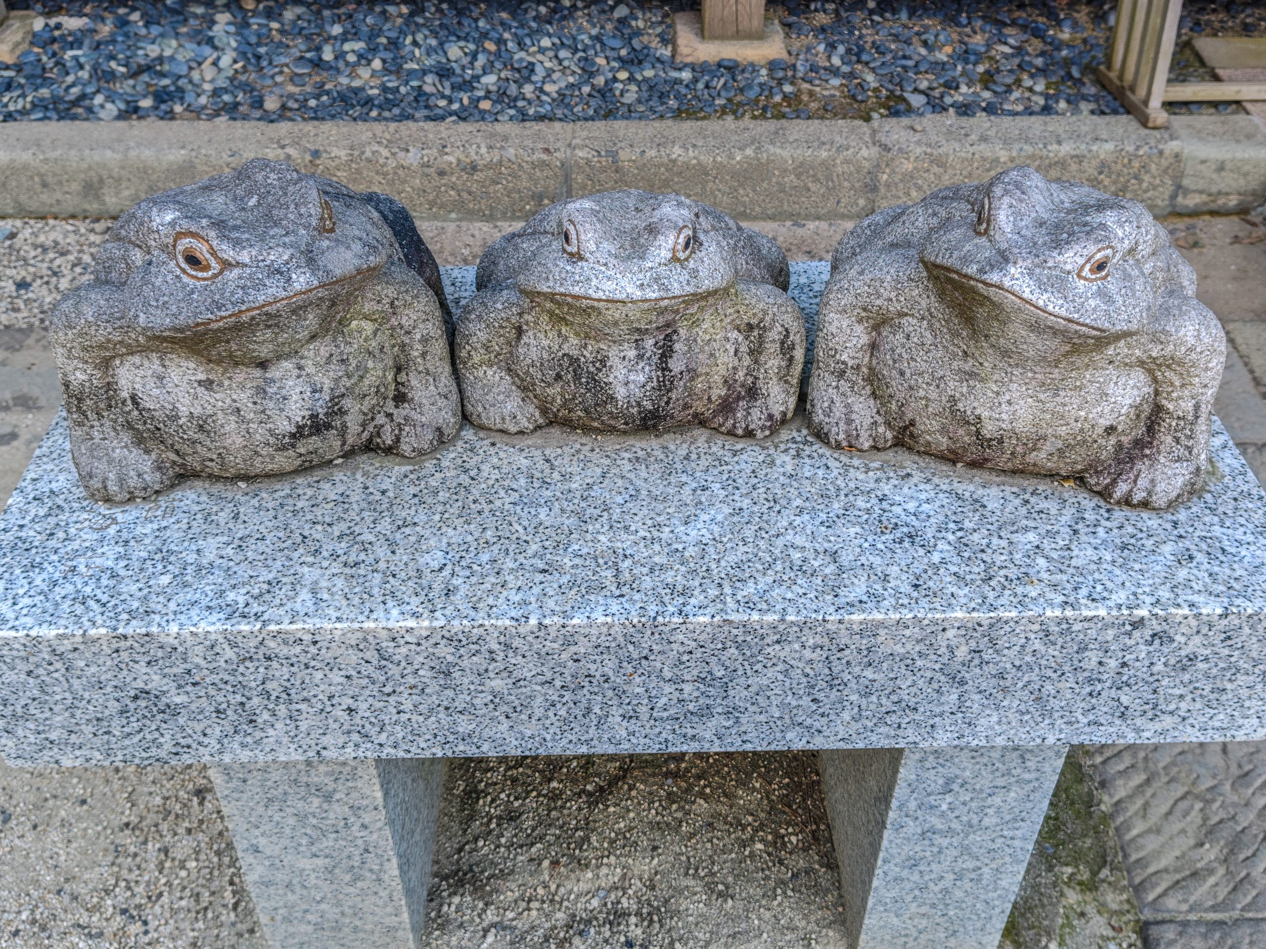 大洗磯前神社の拝殿拝殿に向かって左側に並ぶ3匹のカエル