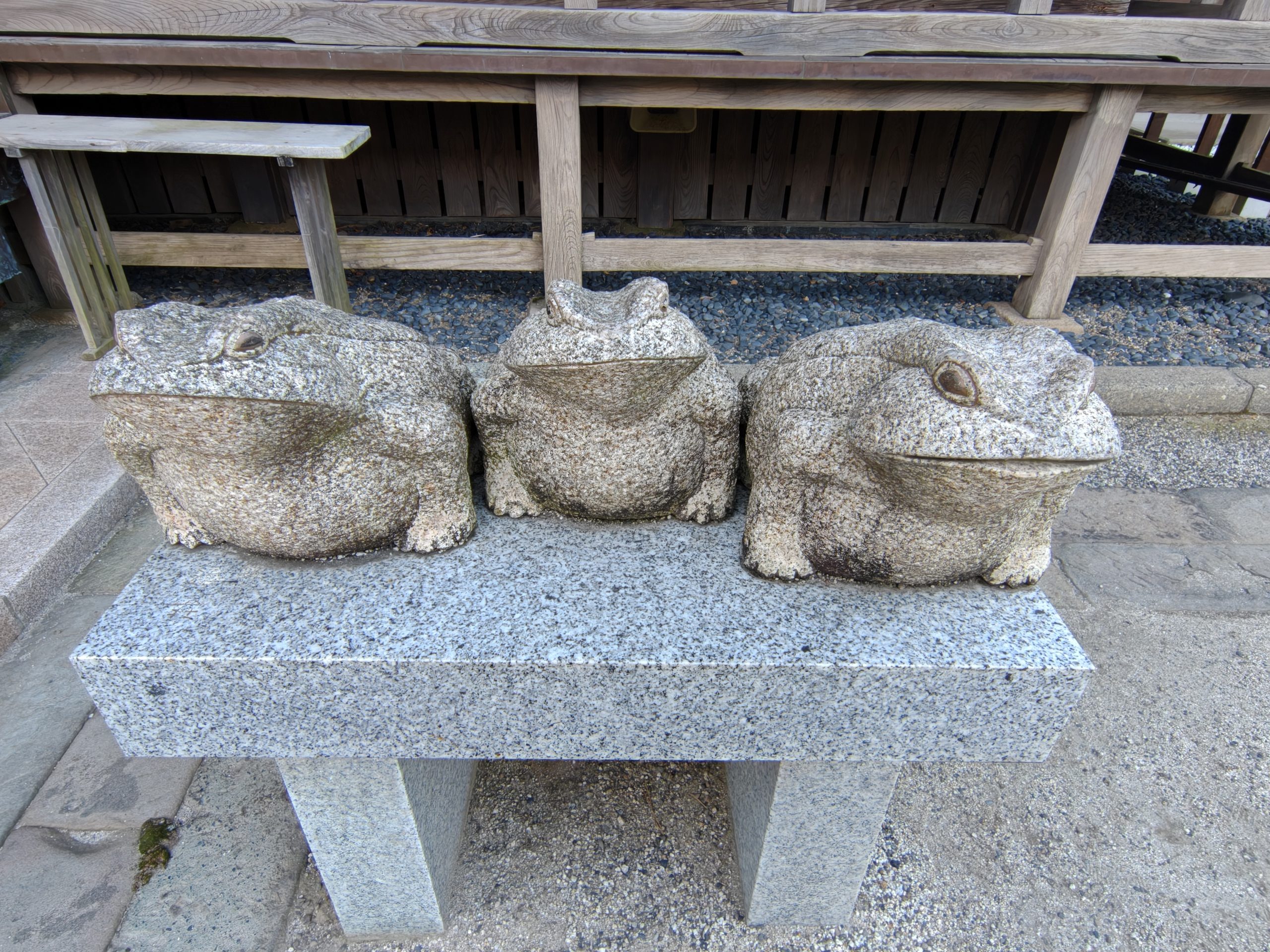 大洗磯前神社の拝殿拝殿に向かって右側に並ぶ3匹のカエル