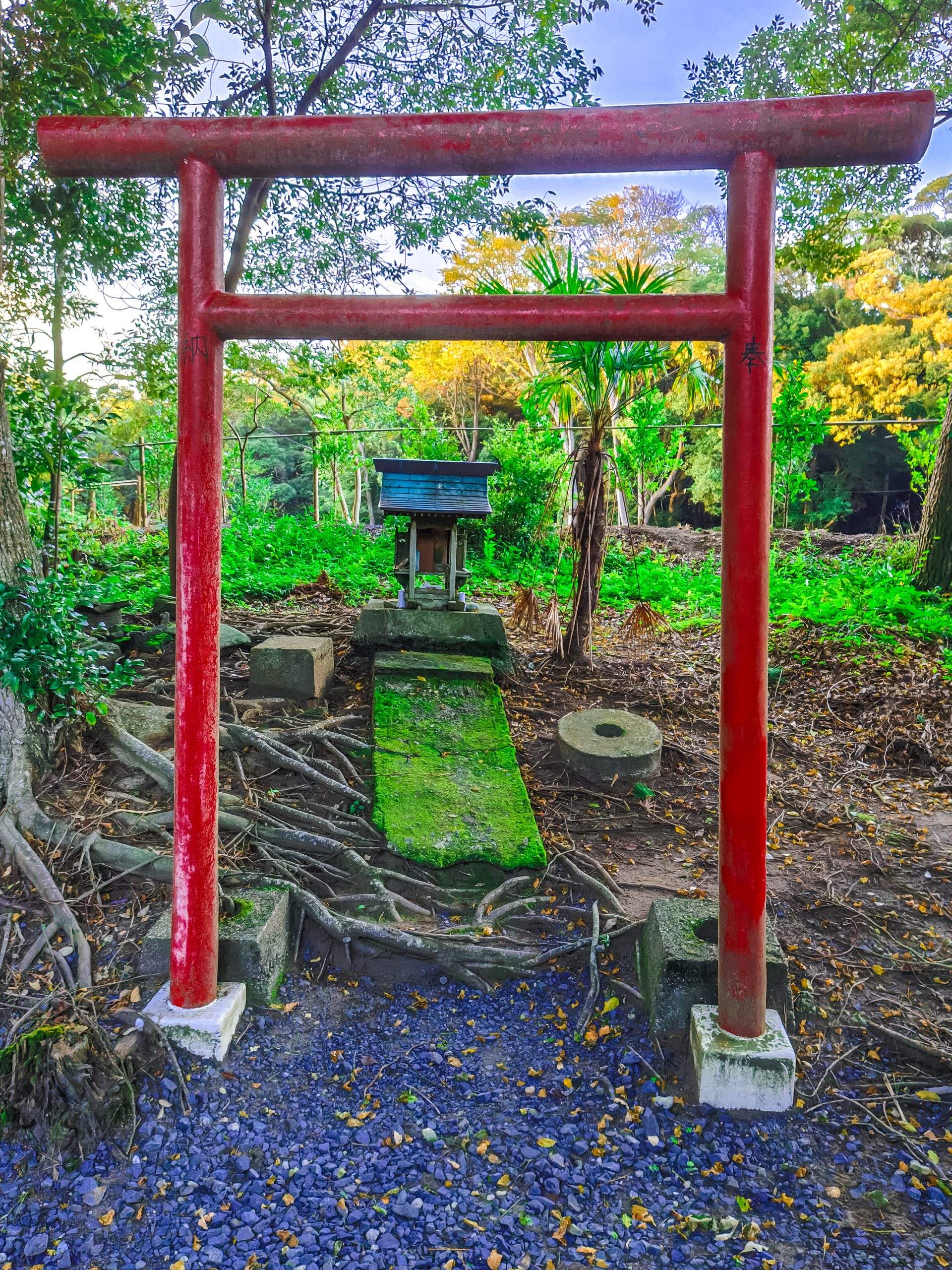 茶釜稲荷神社の参道に鎮座する福神社