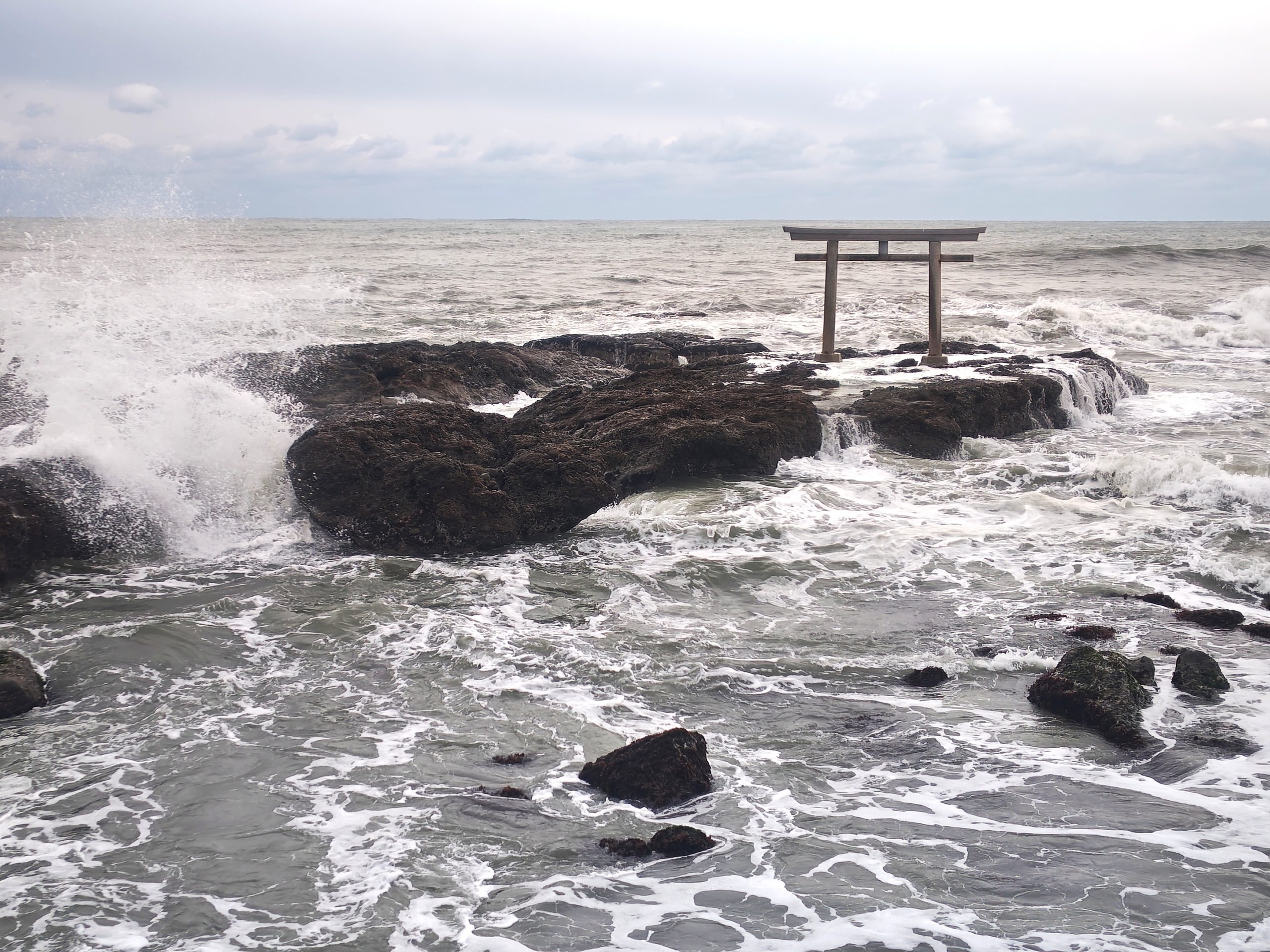 大洗磯前神社の神磯の鳥居。昼間の風景