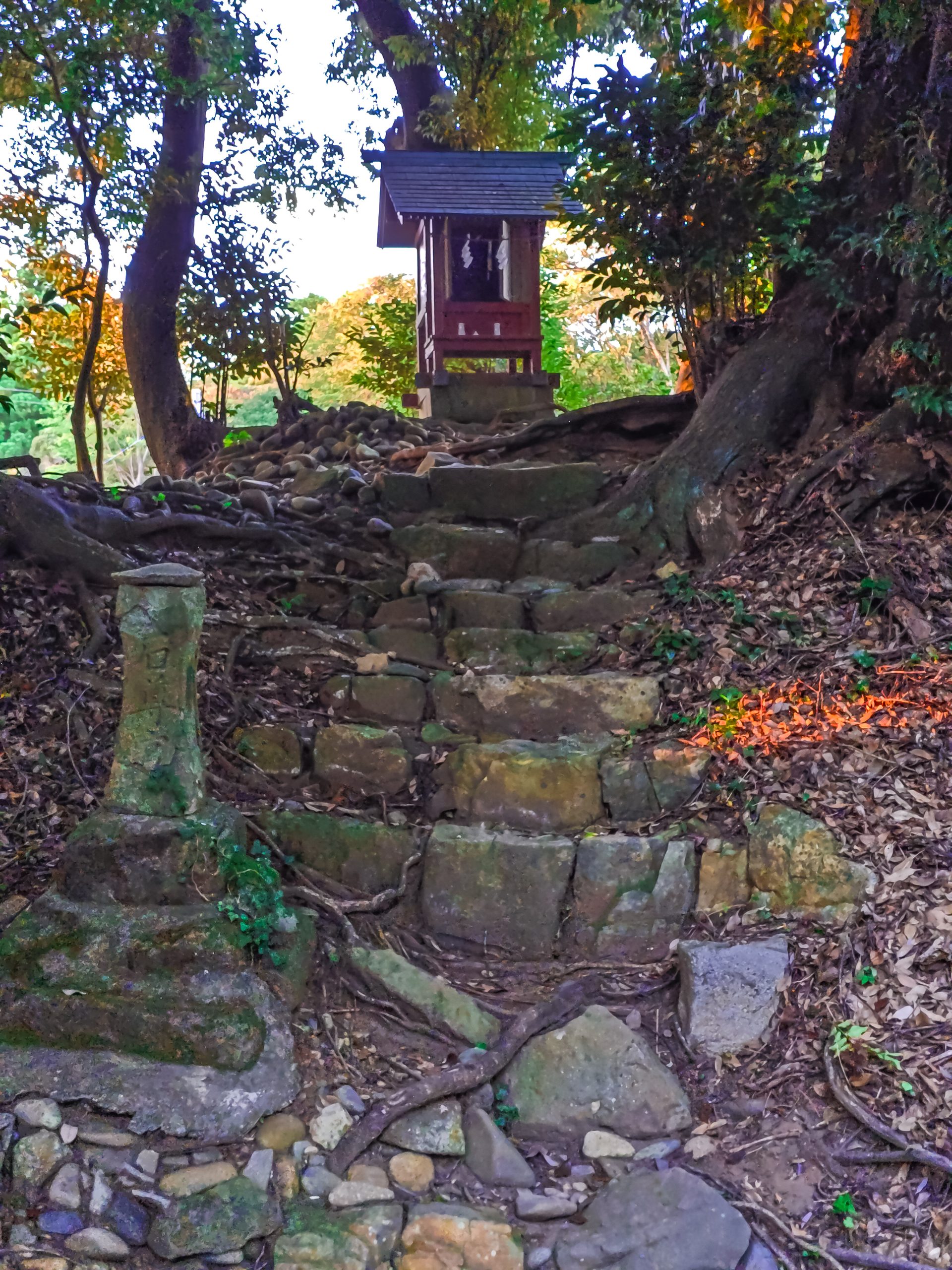大洗磯前神社の境内に鎮座する石尊宮は、大山阿夫利神社の分社