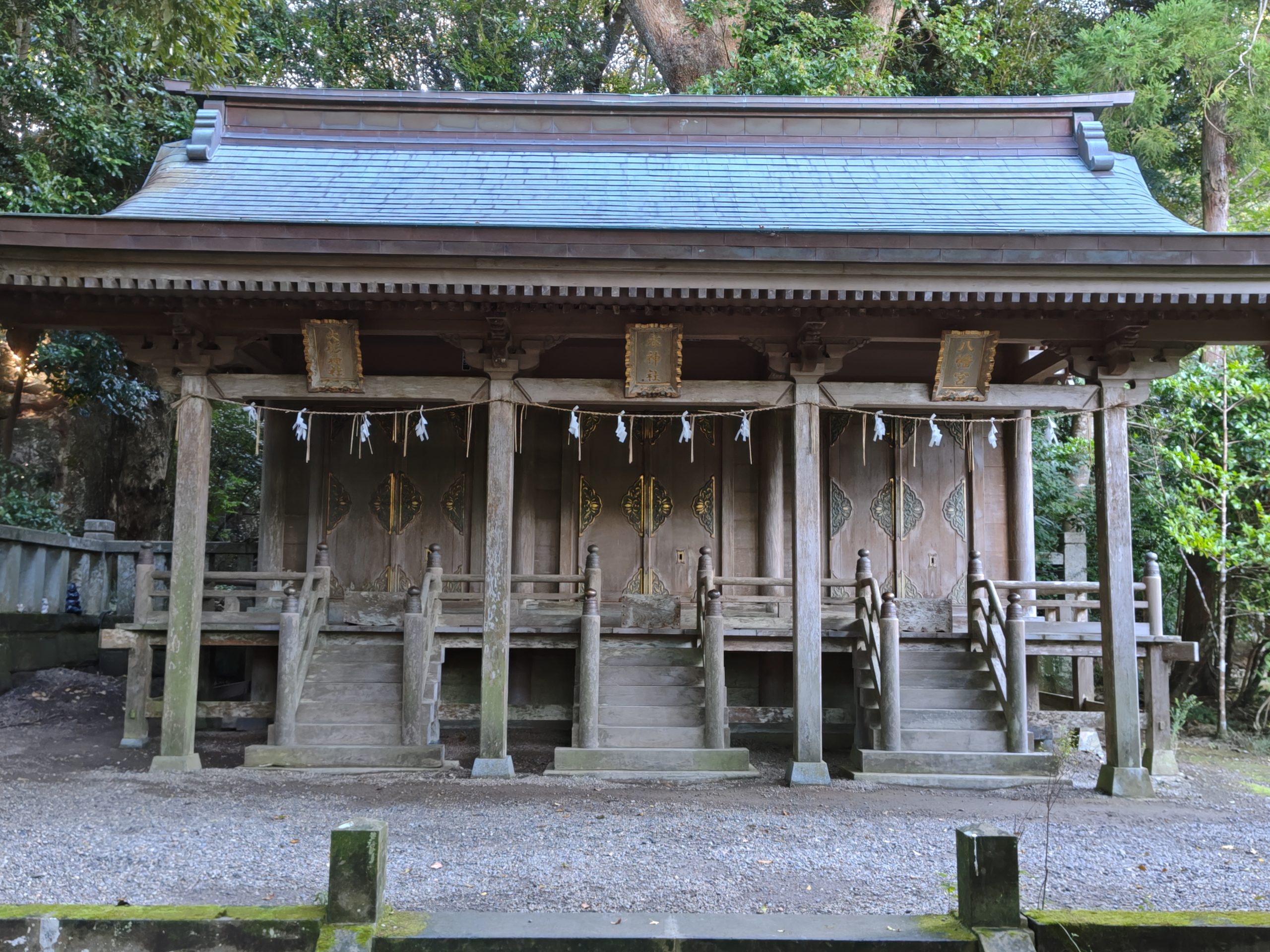 大洗磯前神社本殿左側に鎮座する三社併合奉齋殿