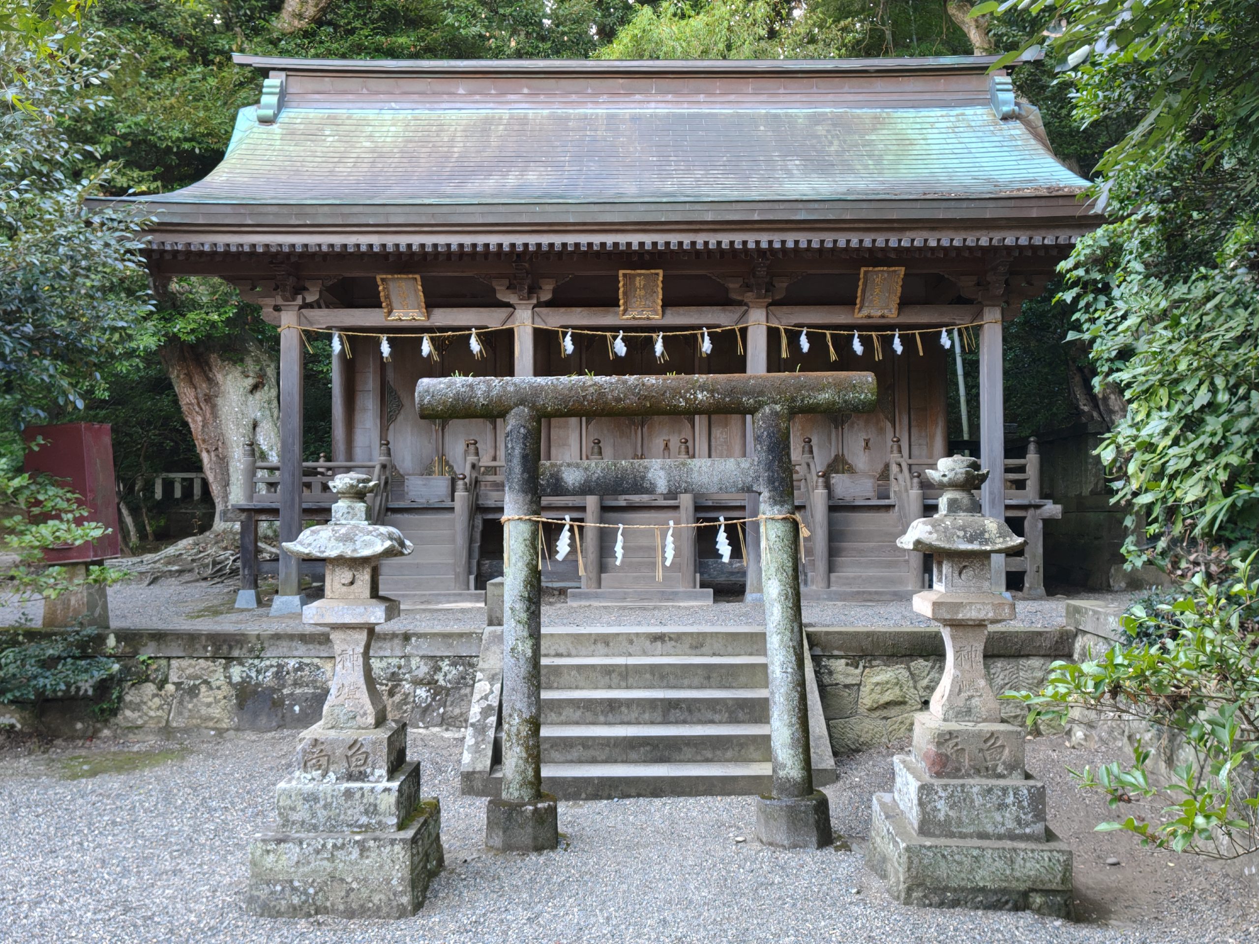 大洗磯前神社本殿右側に鎮座する三社併合奉齋殿