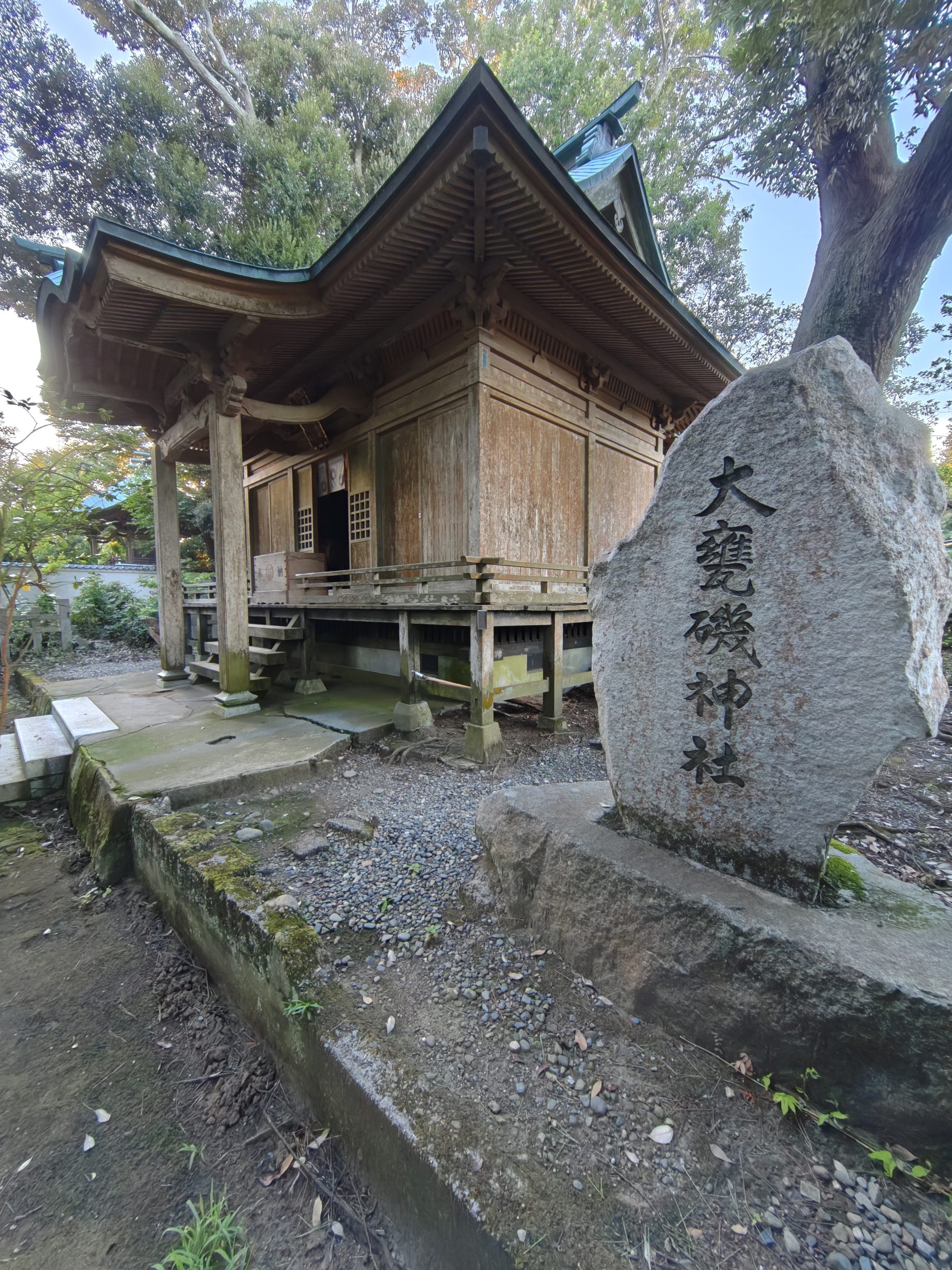 茶釜稲荷神社の境内に立つ大甕磯神社の石碑