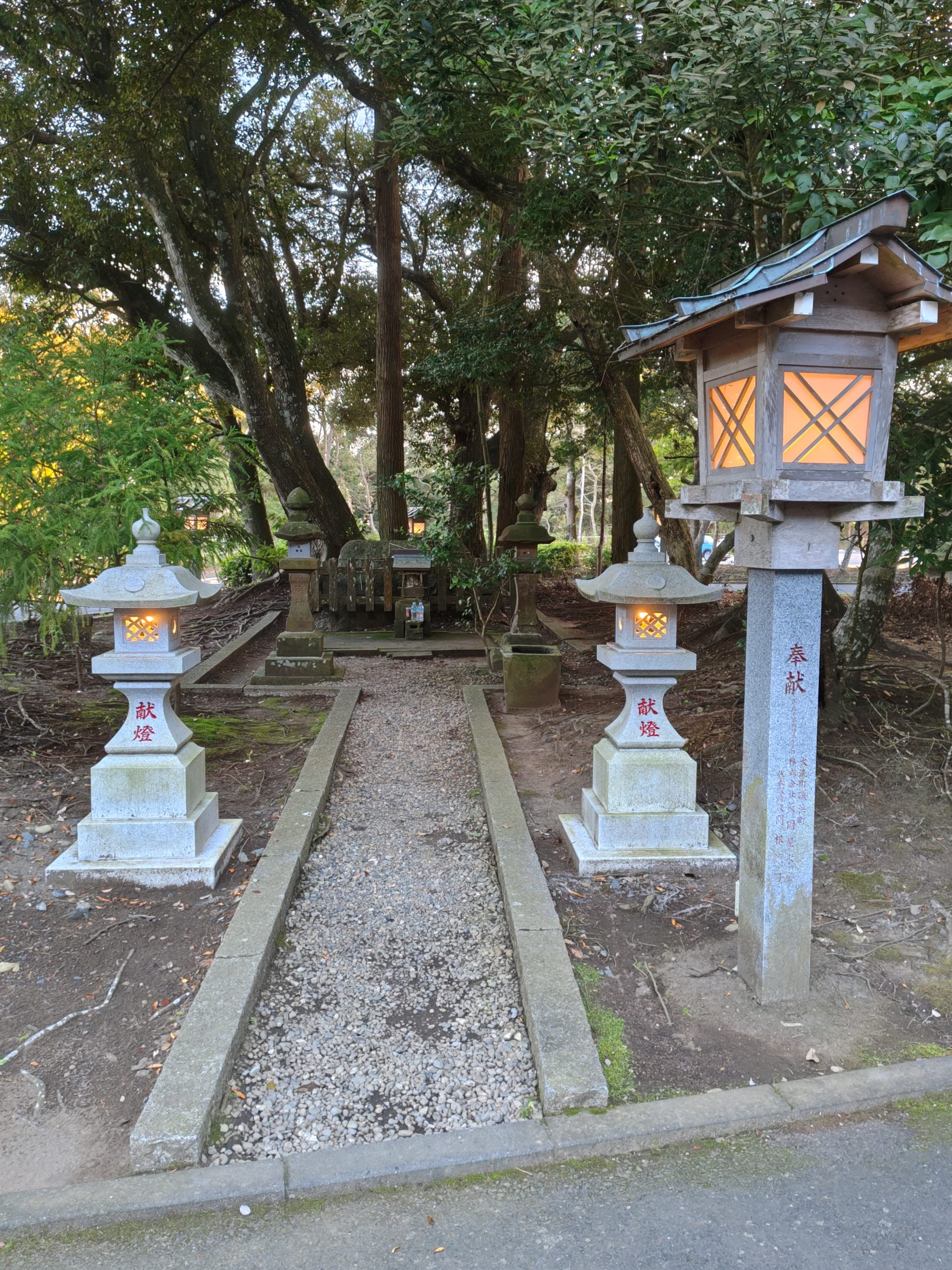 大洗磯前神社の境内西側にある烏帽子厳社と烏帽子岩