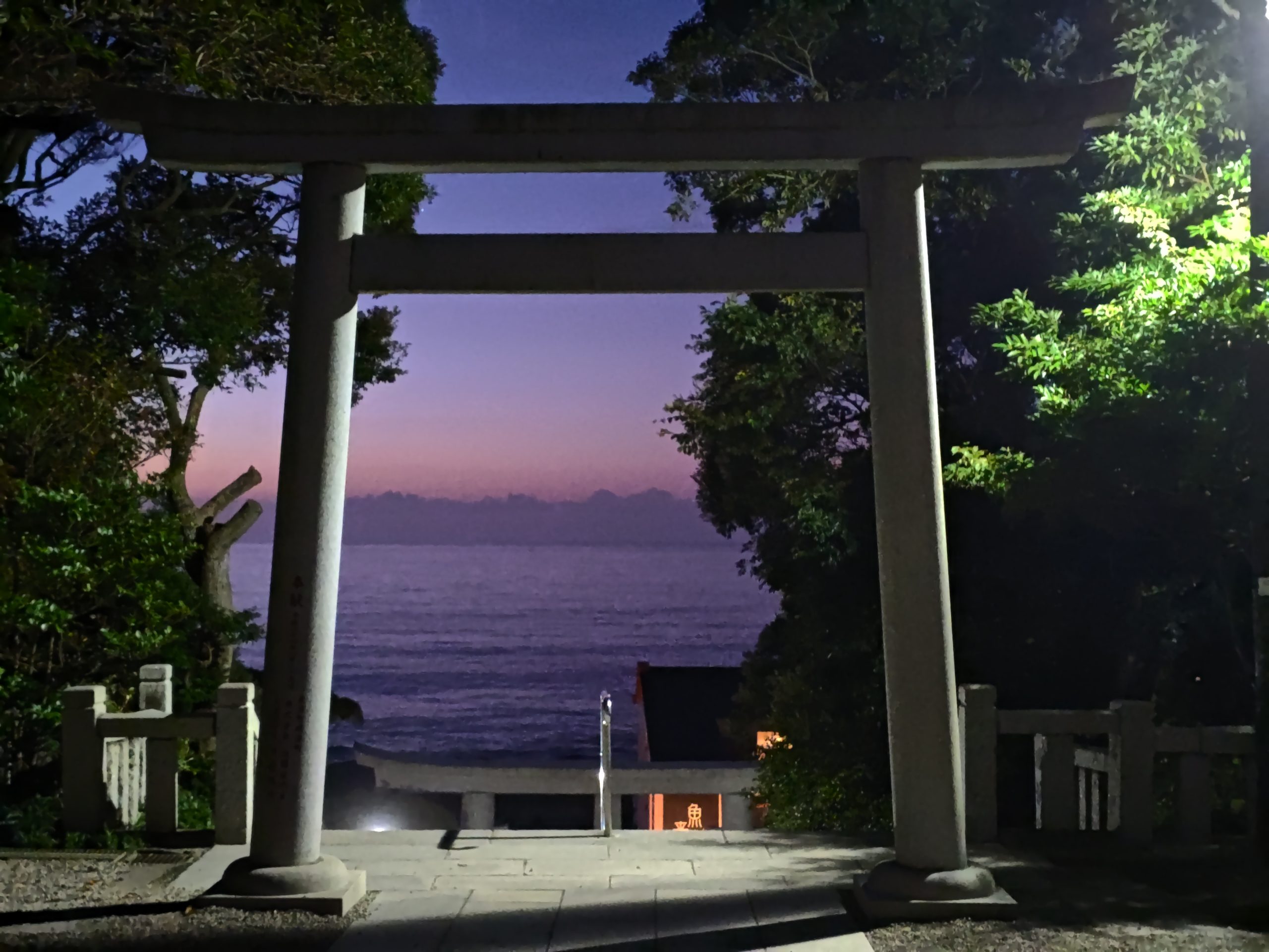 随神門前の鳥居から太平洋を望む