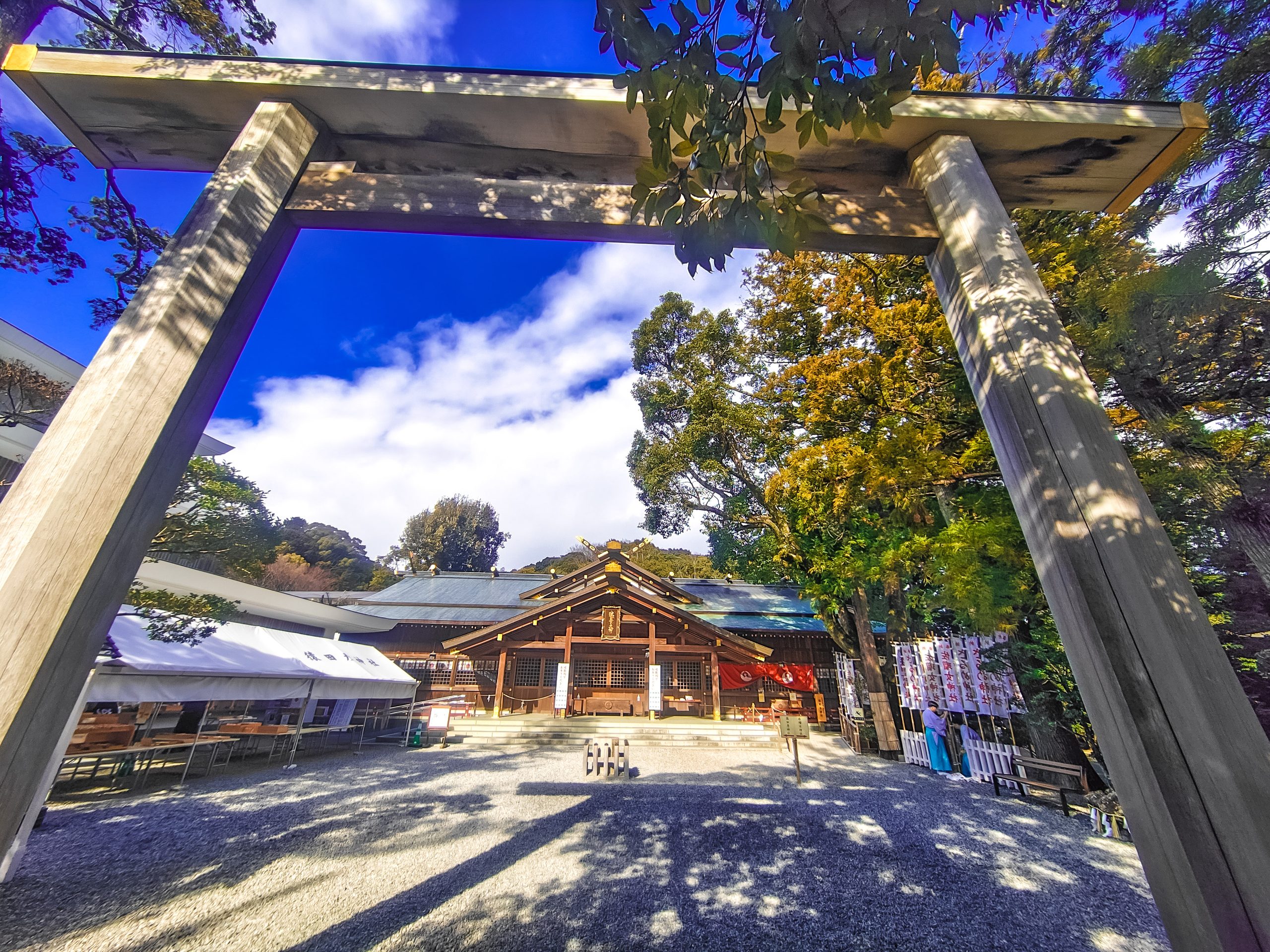猿田彦神社の大鳥居越しに見る御本殿