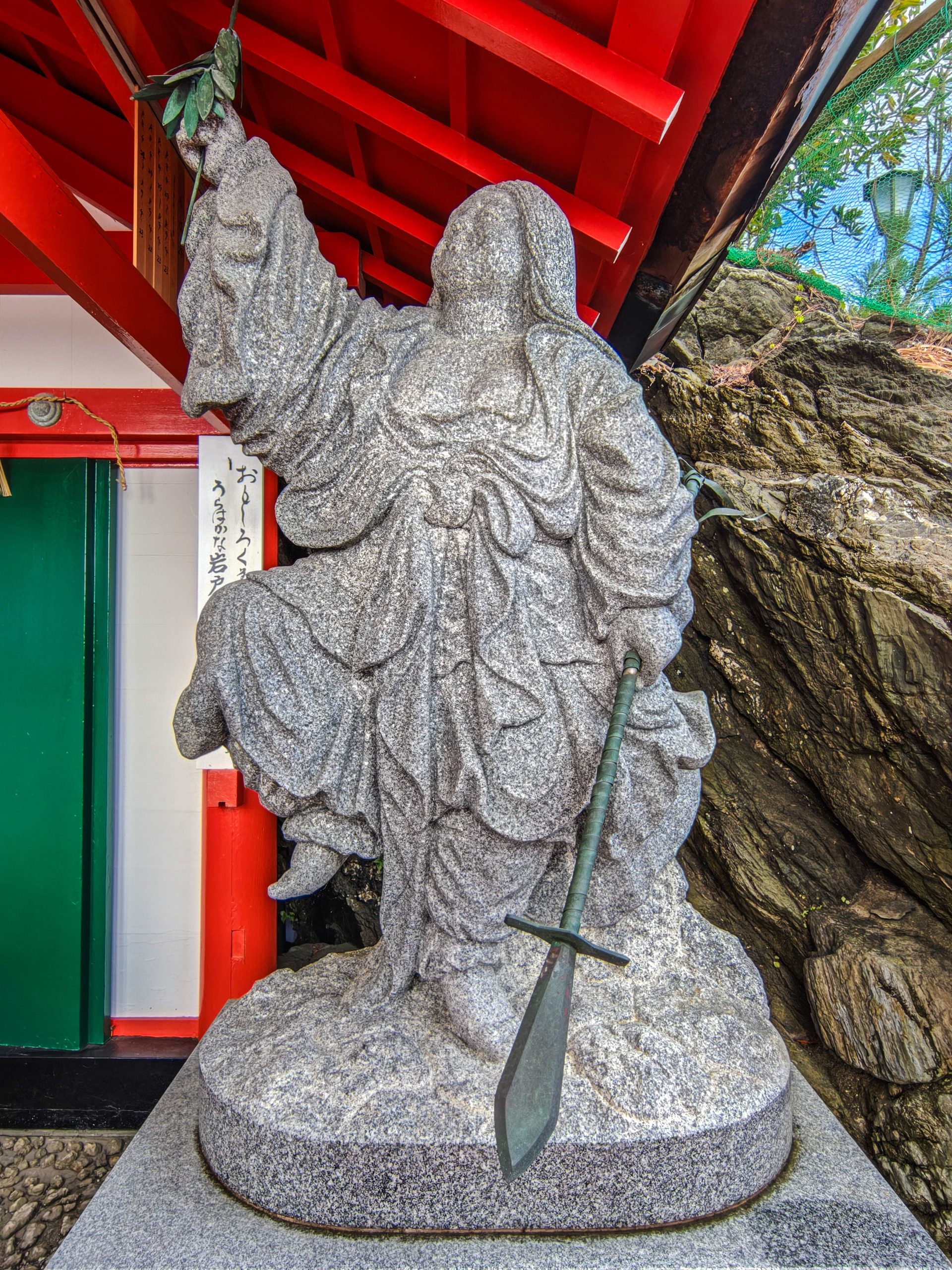 二見興玉神社・天の岩屋の天宇受売命(あめのうずめのみこと)像