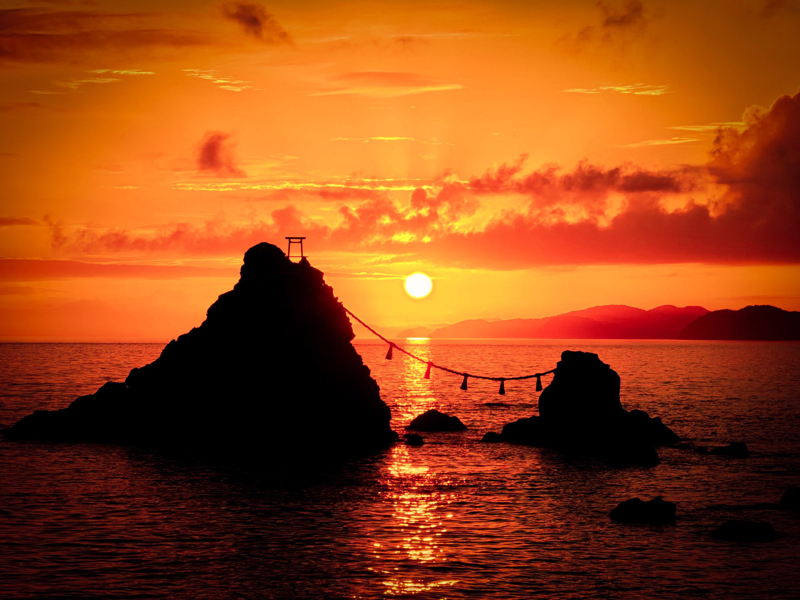 二見浦の夫婦岩に昇る朝日