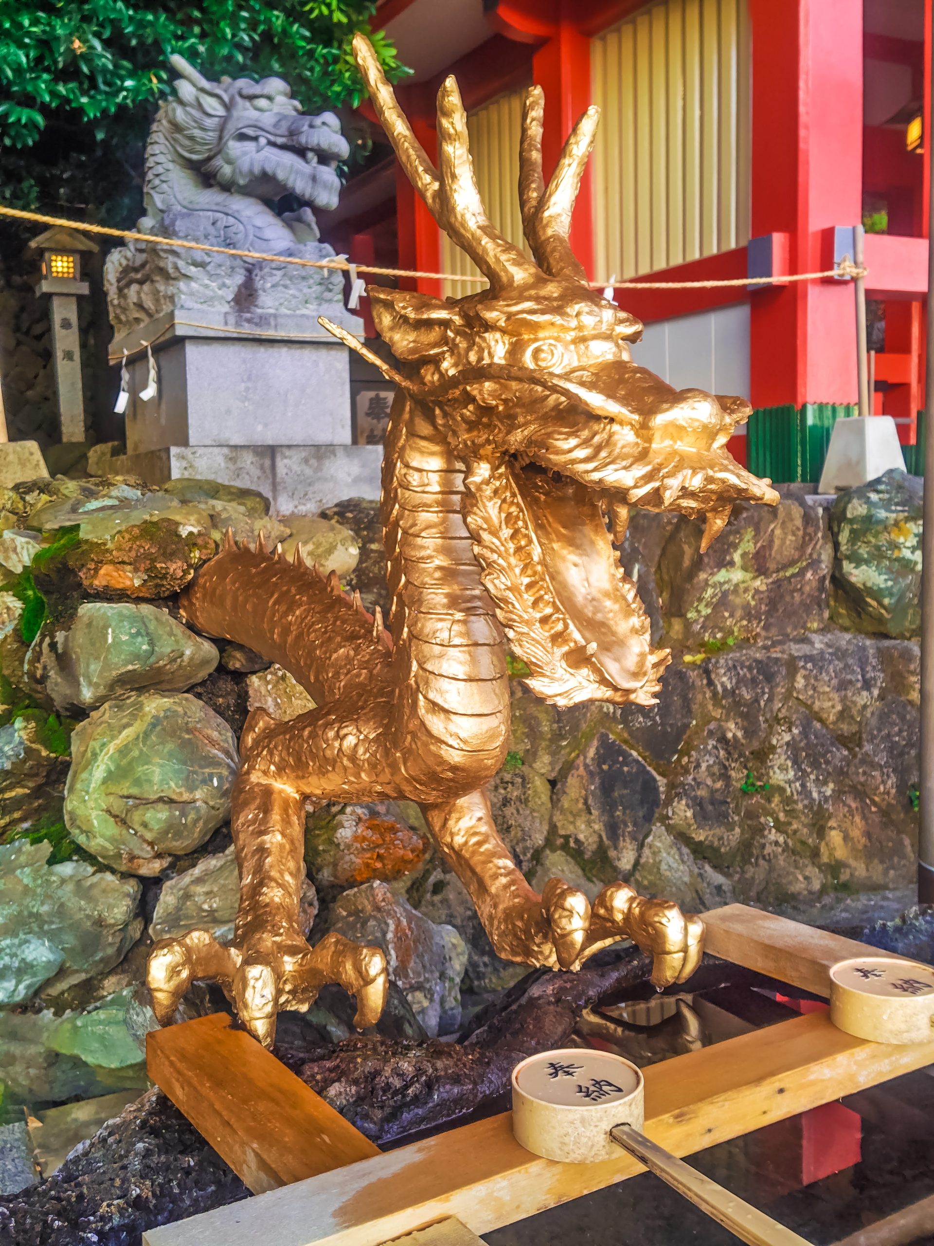 龍宮社の手水舎・金色の龍