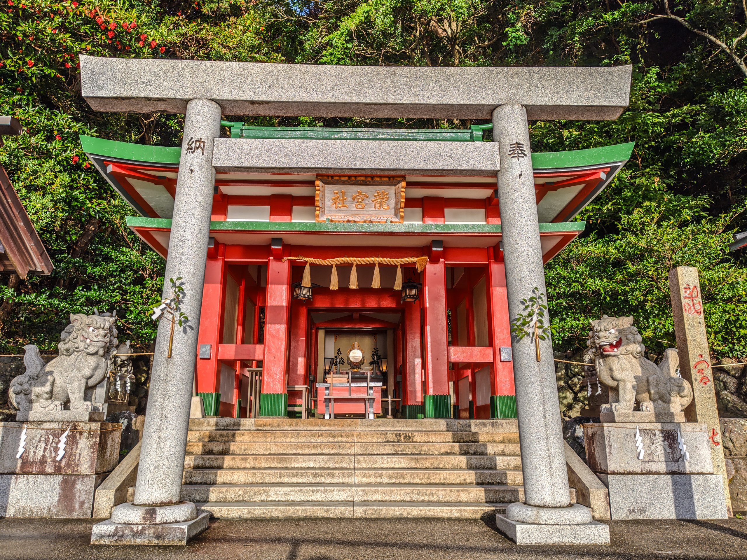 龍宮社の鳥居と社殿