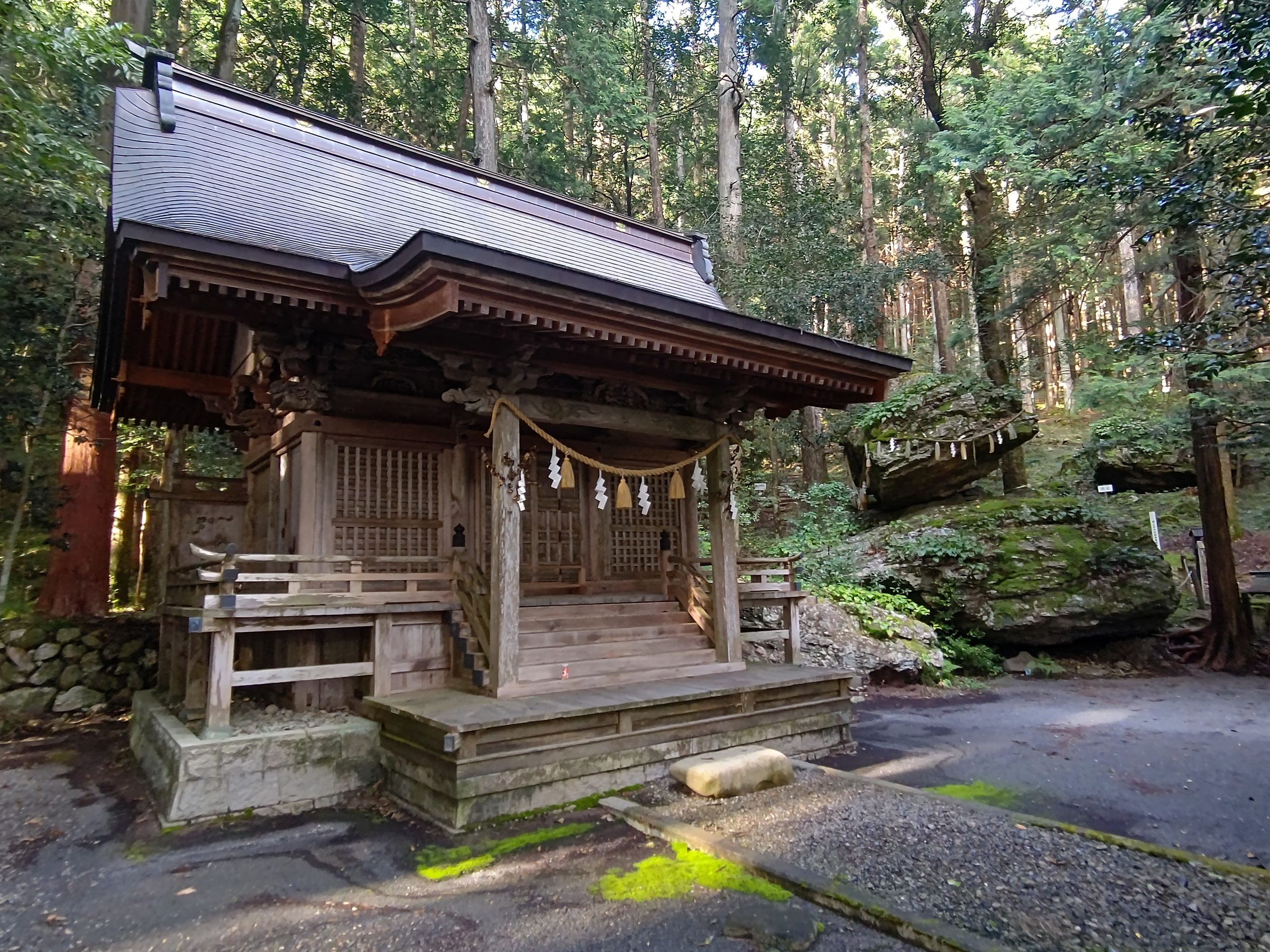 岐阜戸隠神社の本殿と重ね岩