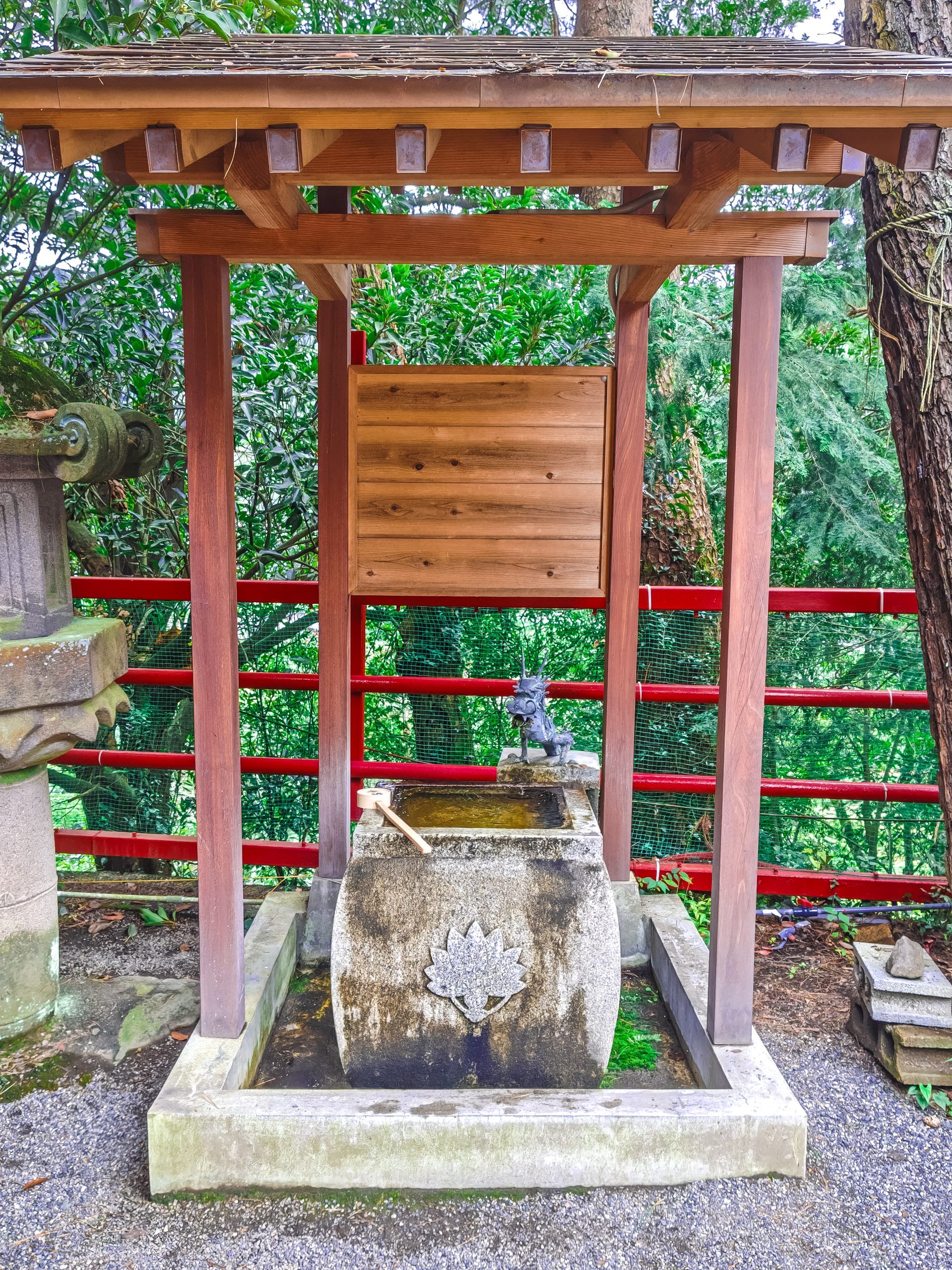 貴船神社(群馬県みどり市)の境内の手水舎全景