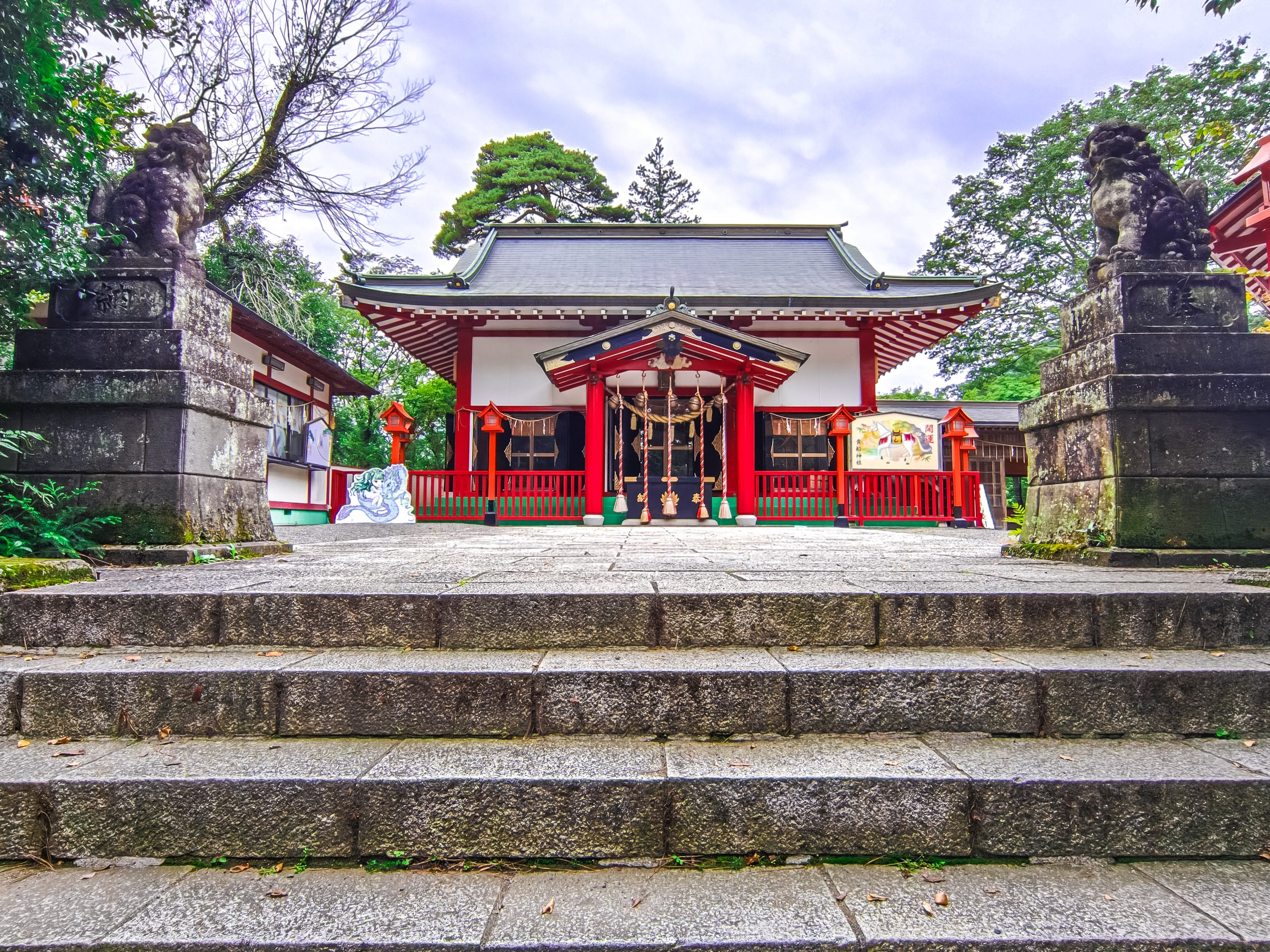 貴船神社(群馬県みどり市)の拝殿は65段の石段をのぼったところに鎮座している