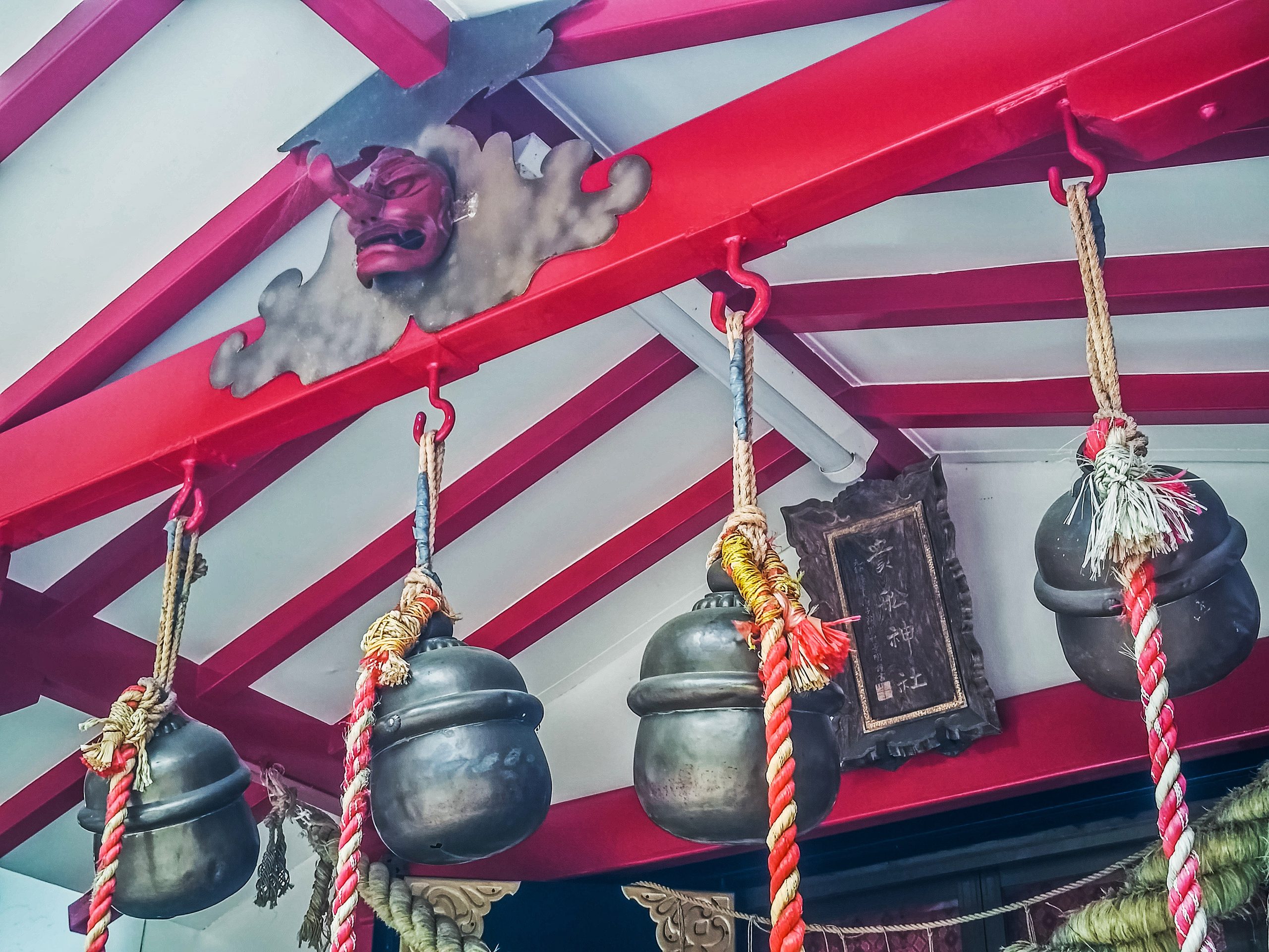 貴船神社(群馬県みどり市)の拝殿には天狗面がかかげられている