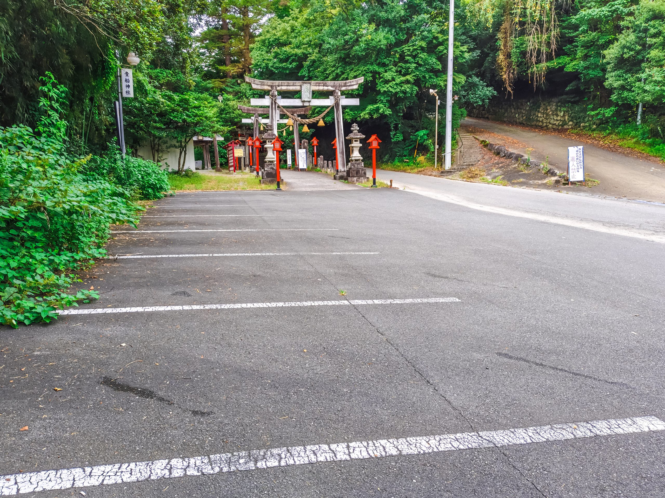 貴船神社(群馬県みどり市)の駐車場と一の鳥居