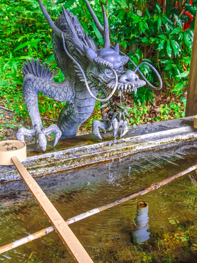 貴船神社(群馬県みどり市)で最初に出会った手水舎の龍神様