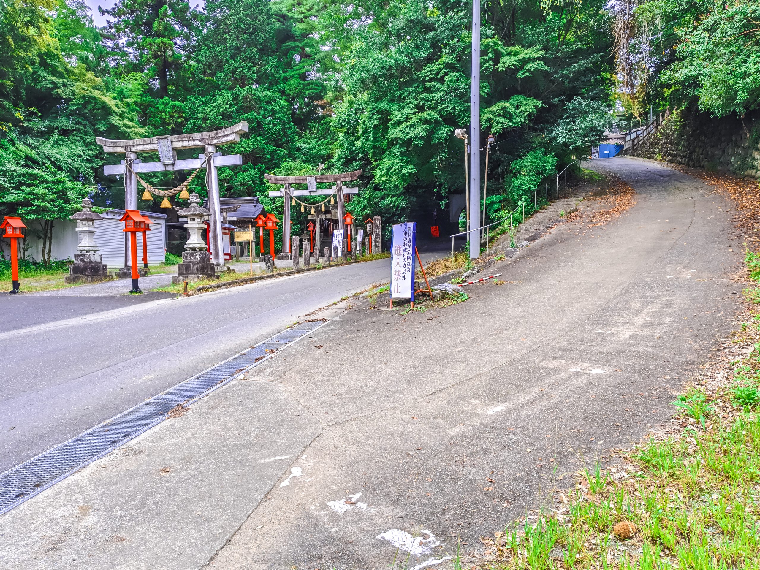 貴船神社(群馬県みどり市)の一の鳥居右側の坂道