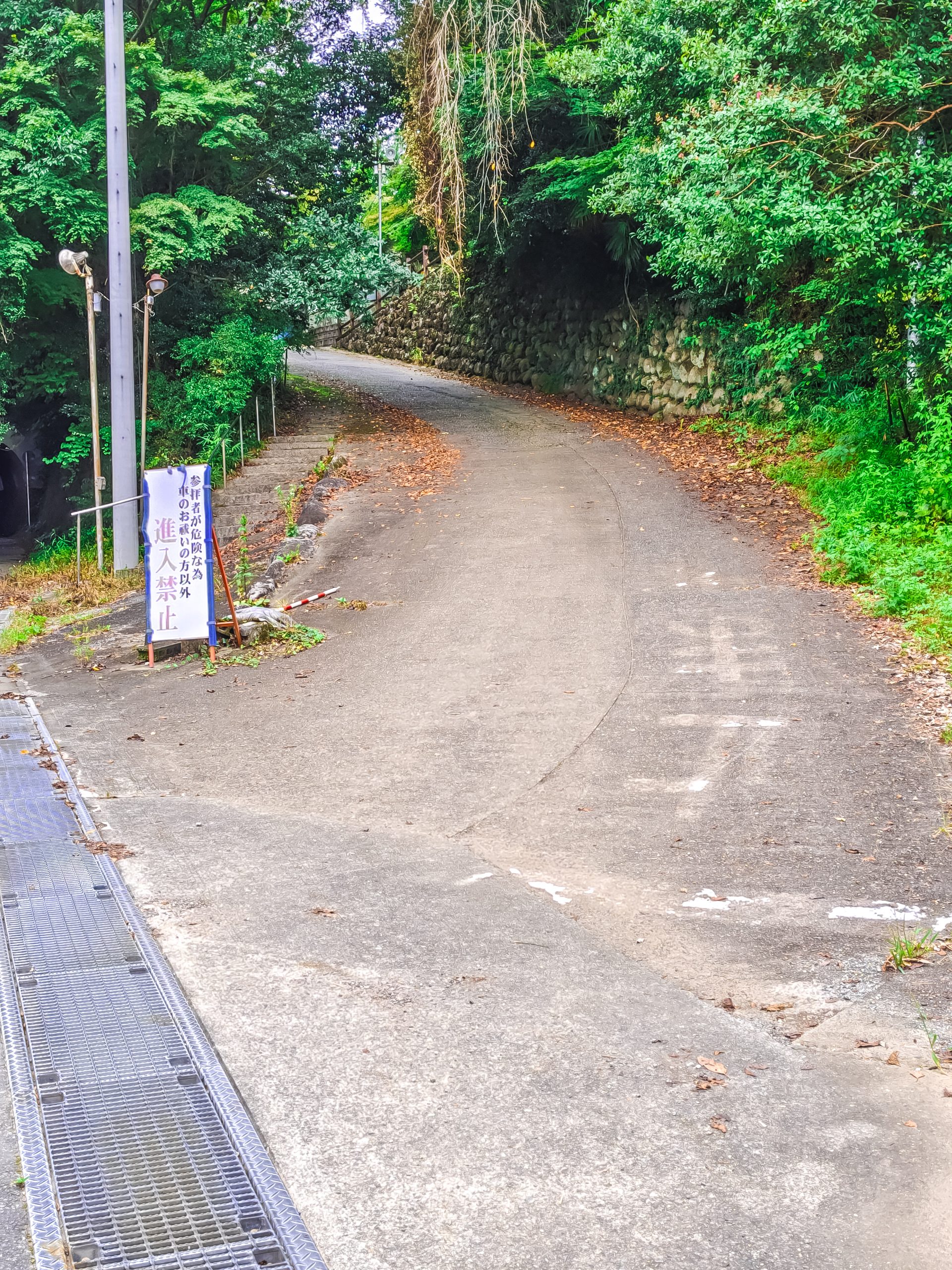 貴船神社(群馬県みどり市)の社務所や拝殿へと続く坂道