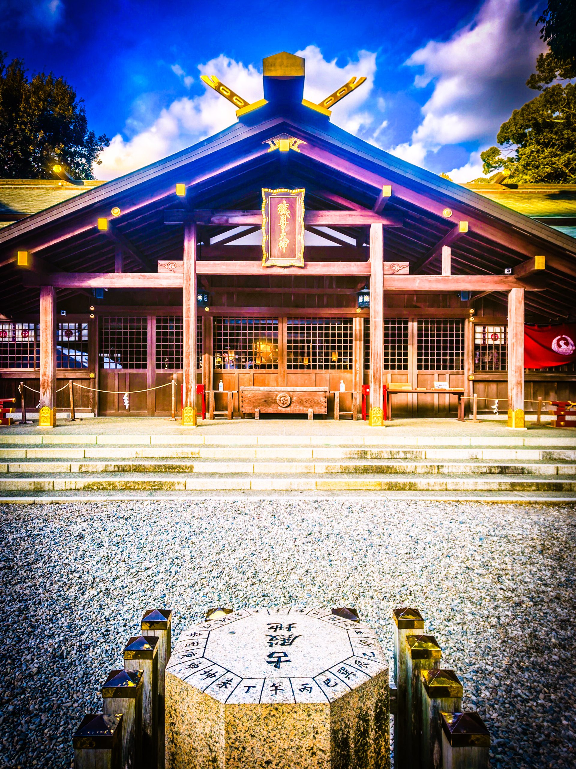 猿田彦神社の御本殿と方位石