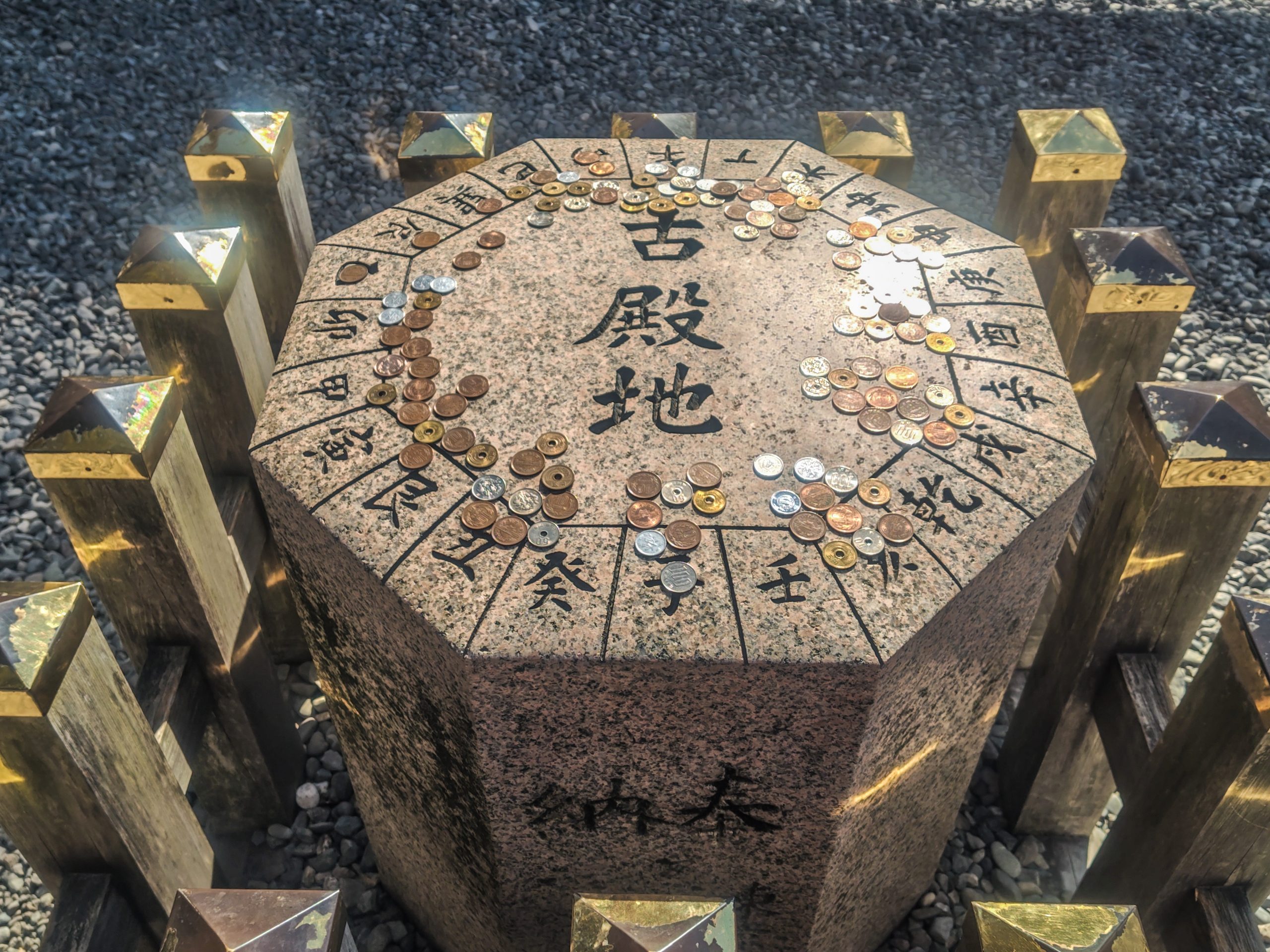 たくさんの硬貨が敷き詰められた方位石