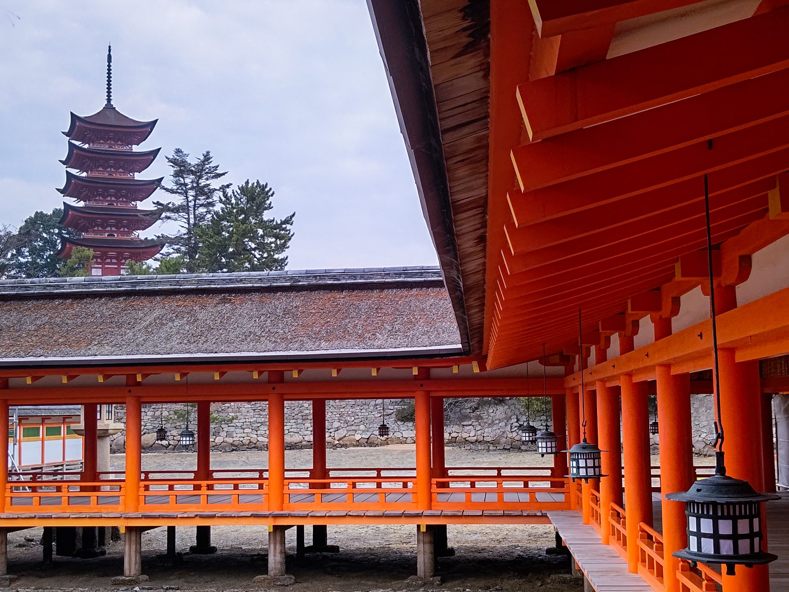 厳島神社の回廊から撮影した五重塔。2022年3月12日撮影