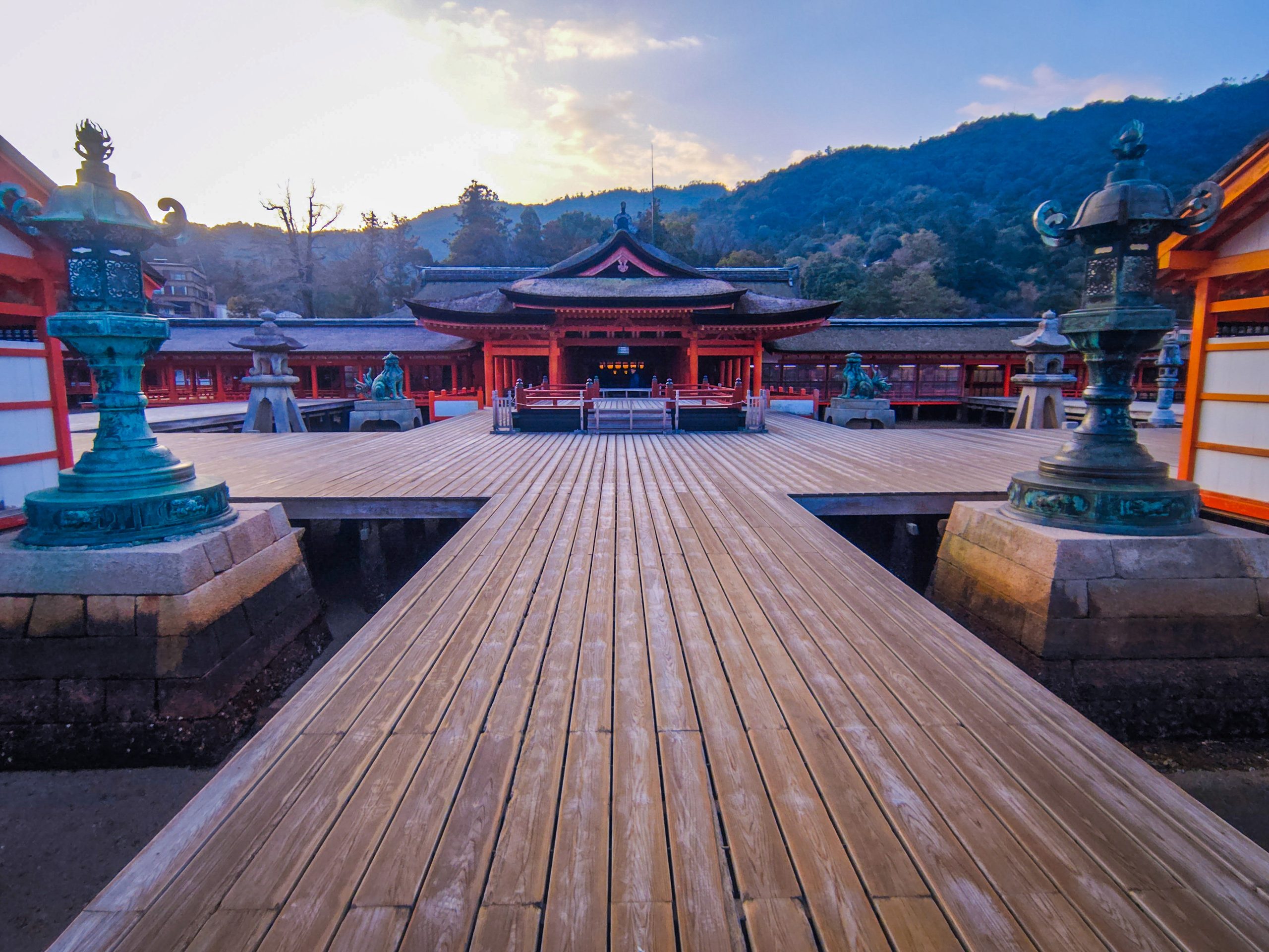 厳島神社の平舞台(手前)と高舞台
