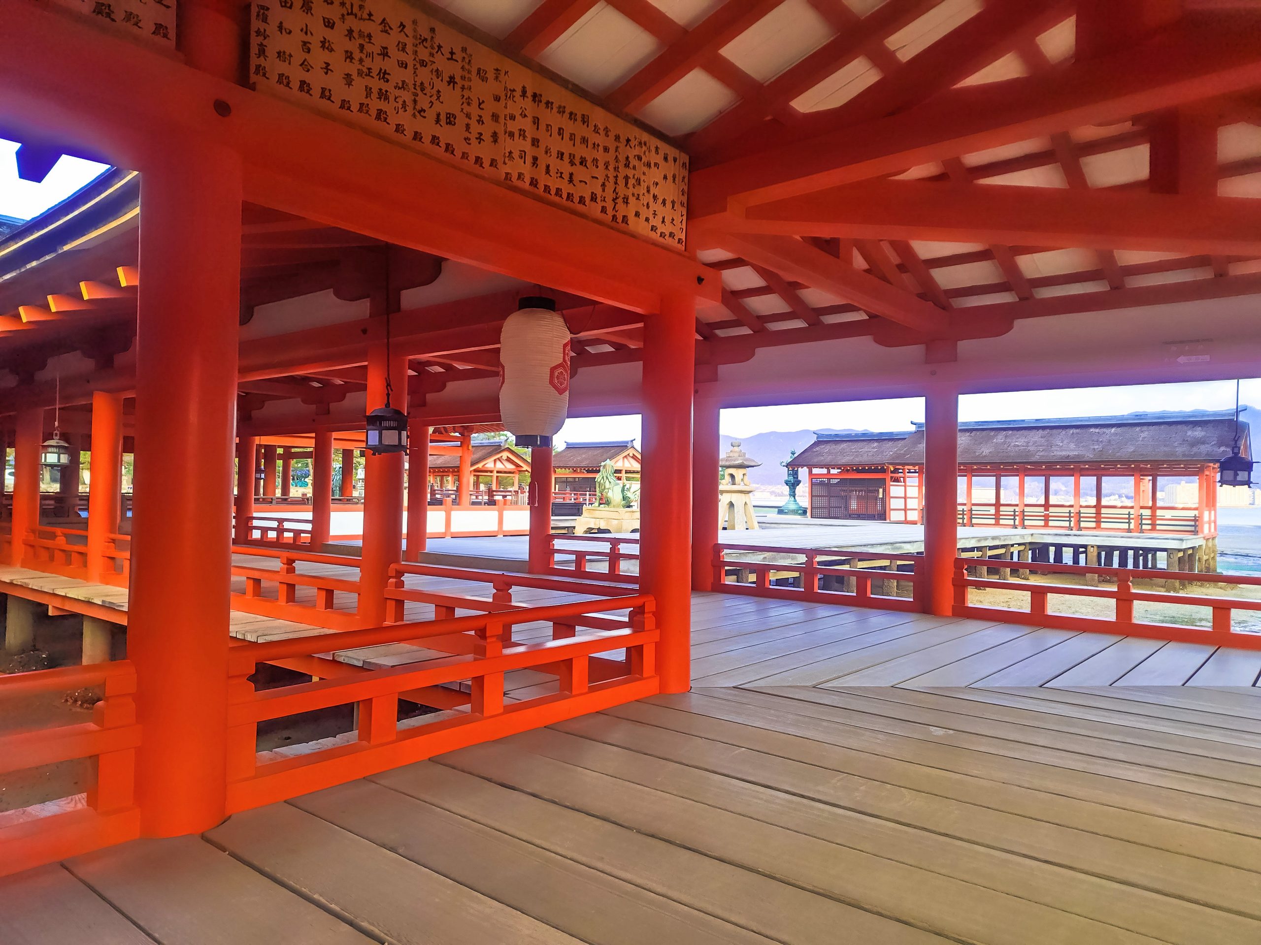 厳島神社の朱塗りの回廊