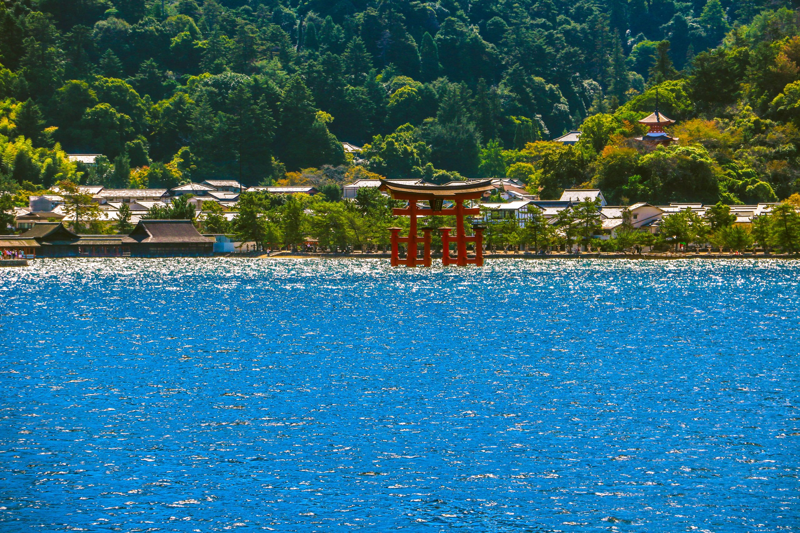 フェリーから見た宮島・厳島神社の景色