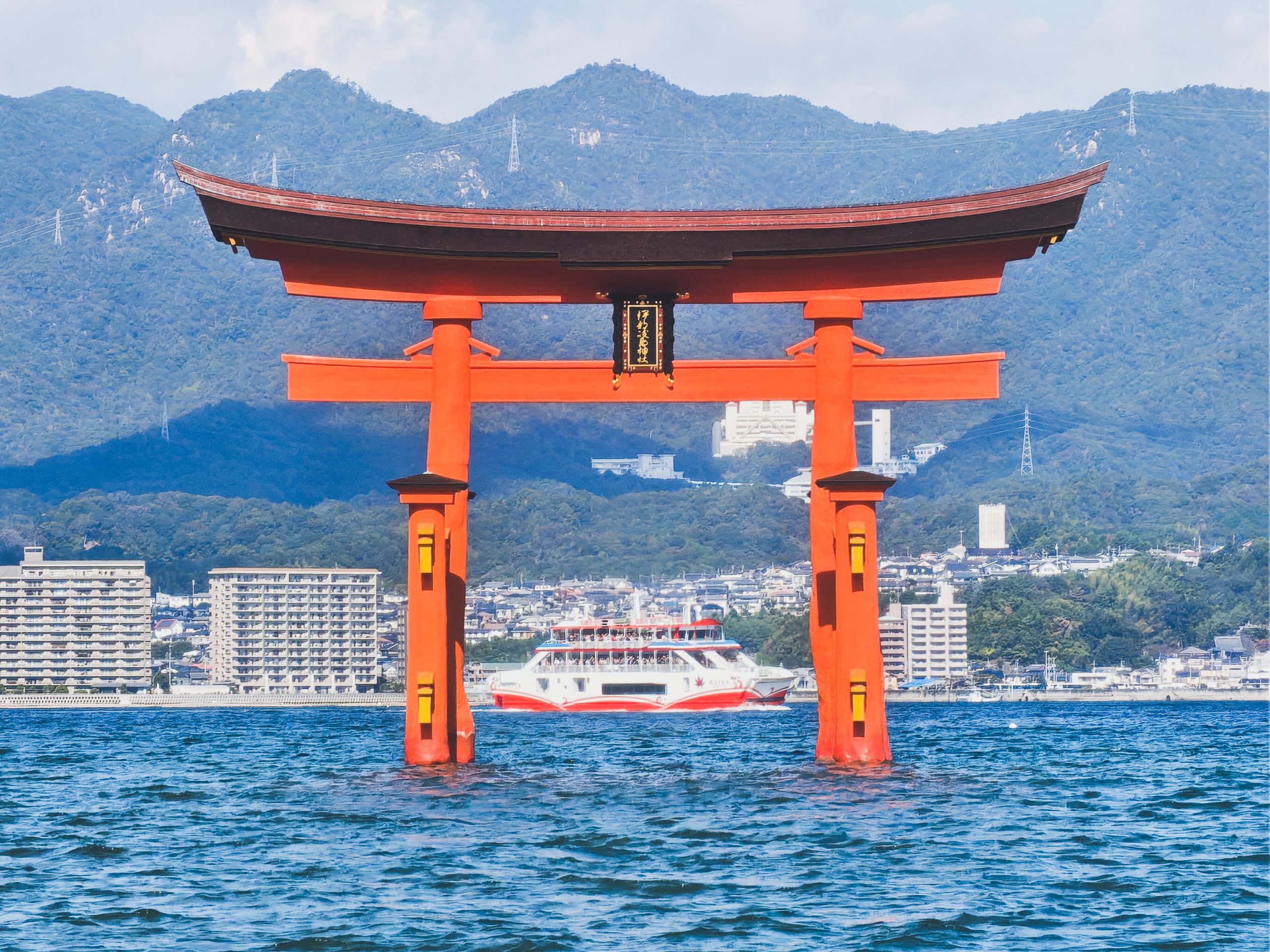 海に浮かぶ厳島神社の大鳥居